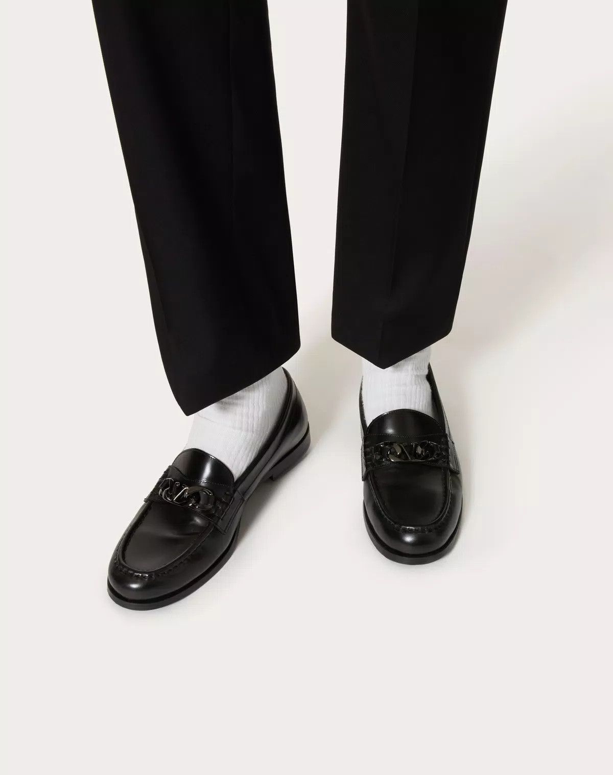 Valentino oc11z0625 Vlogo Chain Calfskin Loafer in Black Size US 11 / EU 44 - 6 Thumbnail