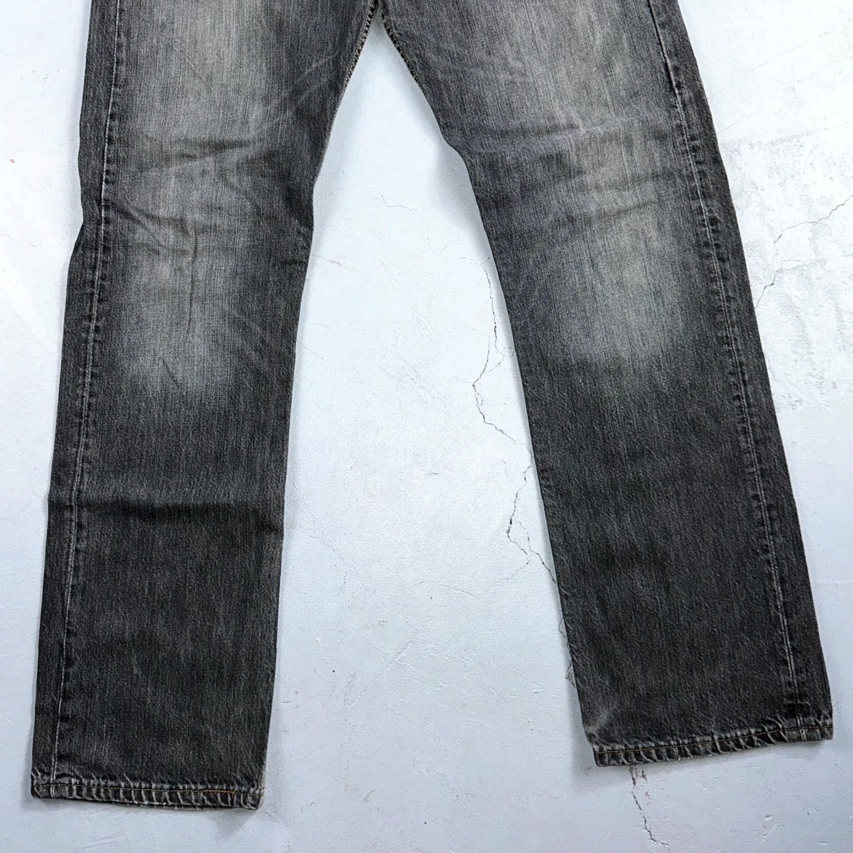 Levi's VINTAGE Levi's 501 Jeans Straight Men 34x34 Black Light Wash 1990s Y2K 90s Classic Fit Denim Jeans Mens Size US 34 / EU 50 - 3 Thumbnail