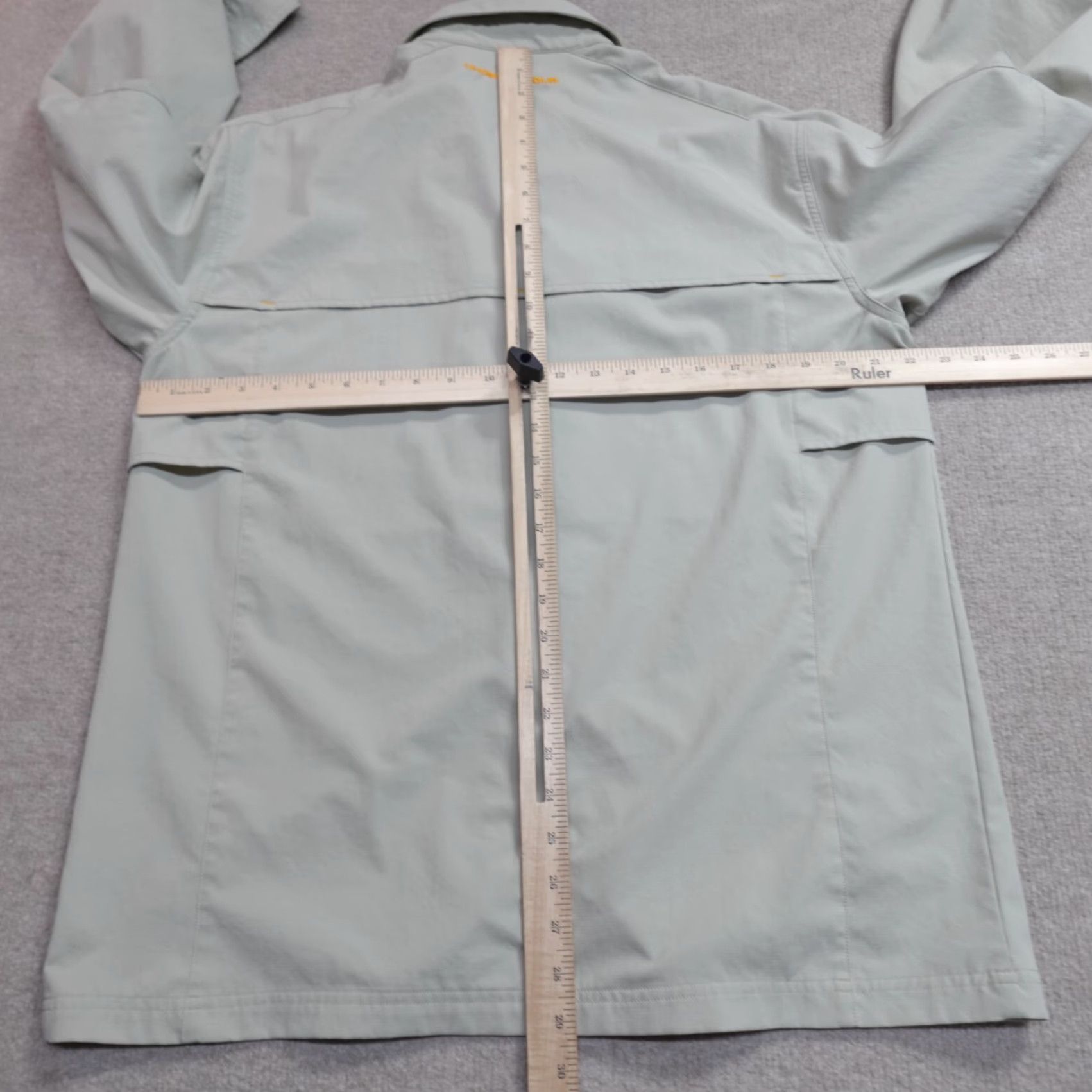 Under Armour Under Armour Shirt Medium Beige Hidden Placket Vented Shirt Women? Mens? Wait. Size US M / EU 48-50 / 2 - 7 Thumbnail