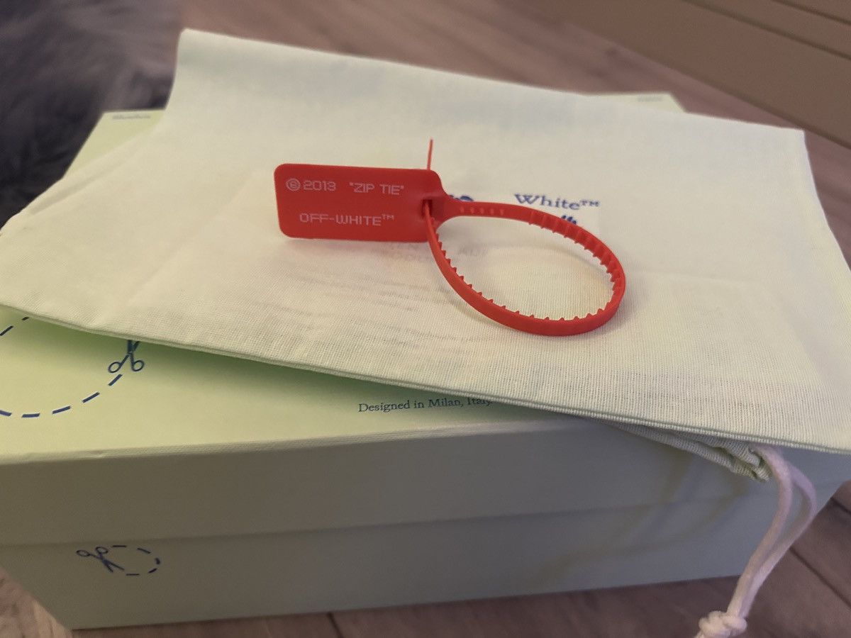 Off-White Off white zip tie tag Size 44 - 1 Thumbnail