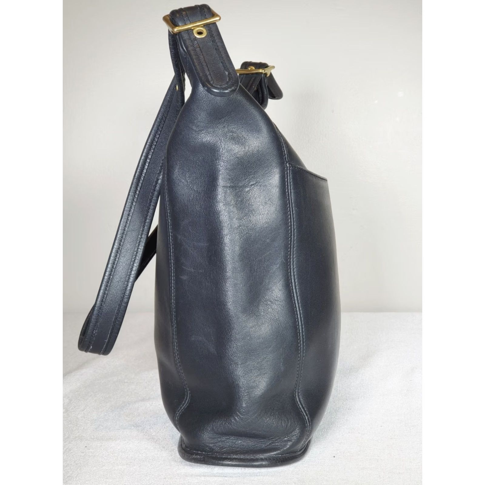 Coach VINTAGE Coach Slim Duffle Sac Shoulder Bag Black Leather Zip Top Outside Slip Pocket Women's Medium 90s Classic Size M / US 6-8 / IT 42-44 - 4 Thumbnail