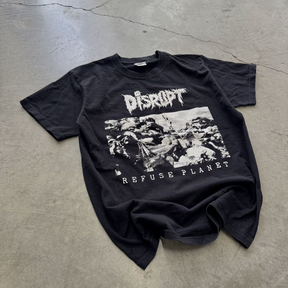 Band Tees Vintage 2000s Disrupt death metal Refuse Planet Band Tee Size US M / EU 48-50 / 2 - 2 Thumbnail