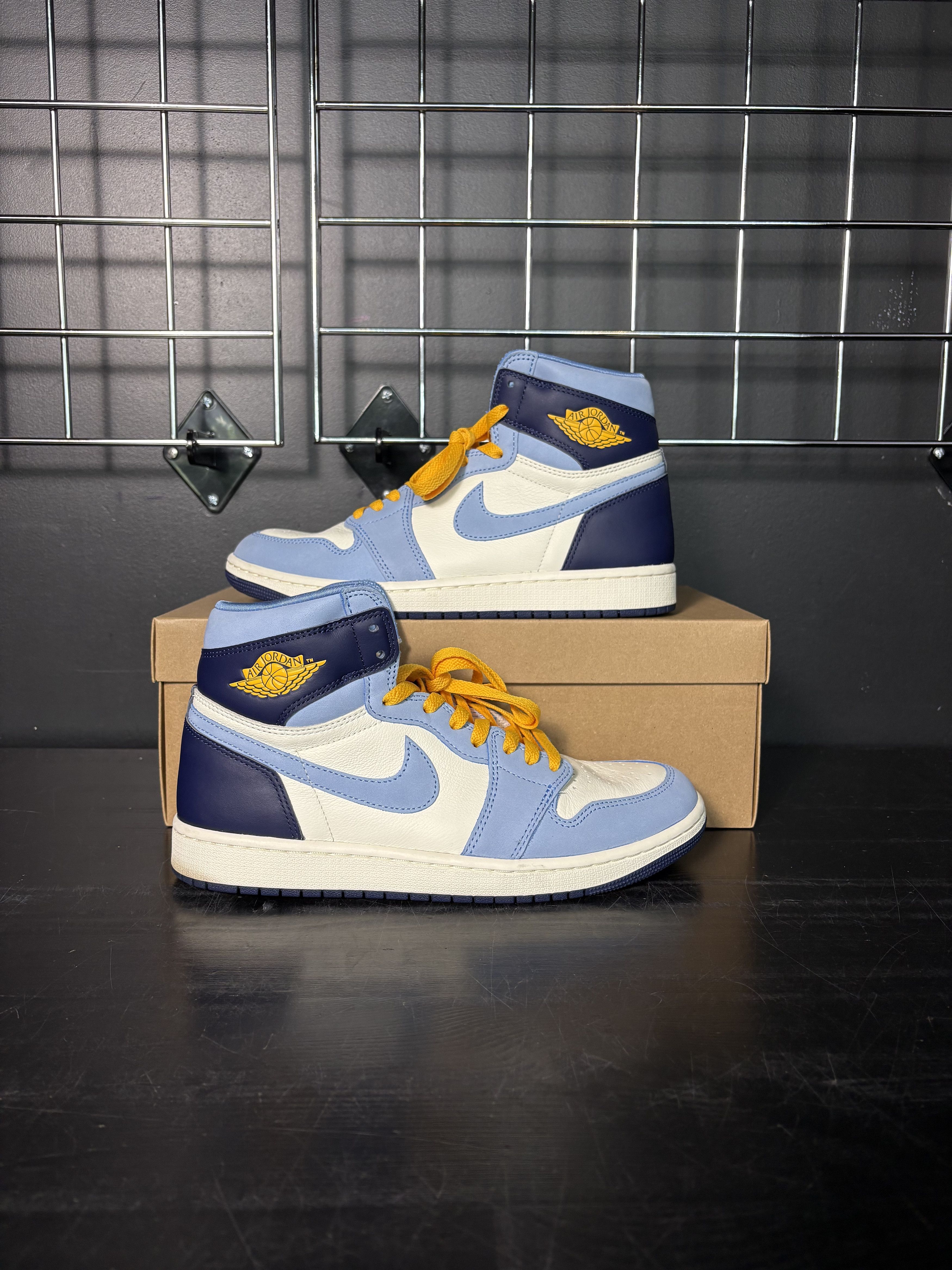Jordan Brand Air Jordan 1 High OG "First in Flight" (WMNS) **PRE-OWNED** REP. BOX - Size 10.5 Size US 10.5 / IT 40.5 - 1 Thumbnail