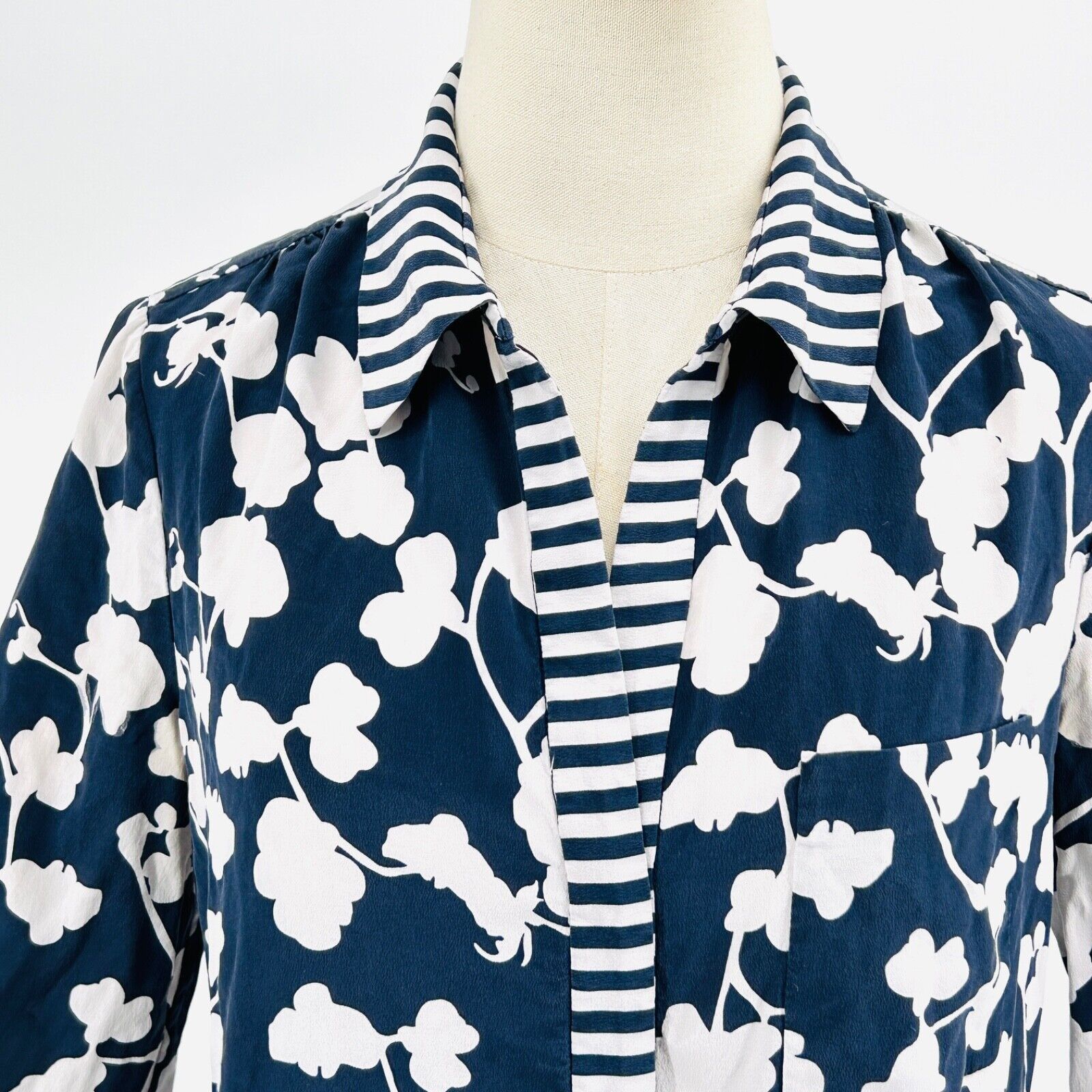 Diane von Furstenberg Diane von Furstenberg Blue White Floral 100% SILK blouse Size M / US 6-8 / IT 42-44 - 2 Thumbnail