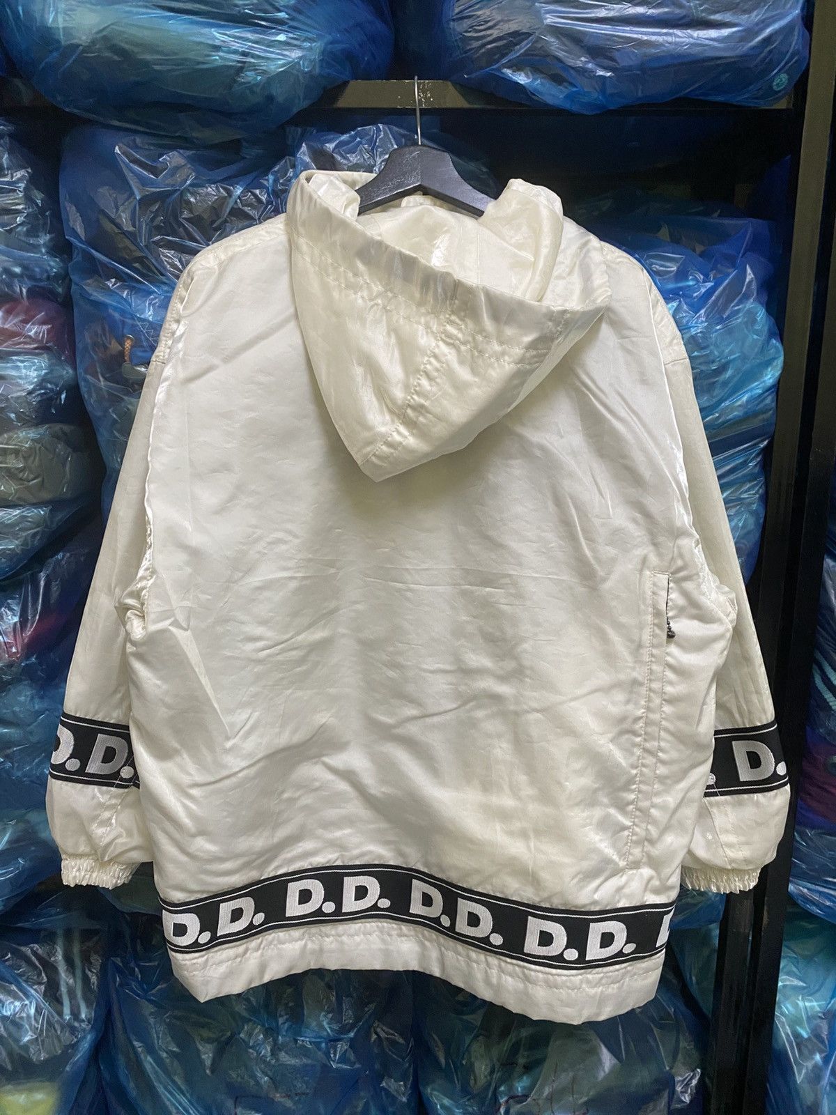 Descente Vintage Descente Decor D.D. Logo Tape Windbreaker White Size US L / EU 52-54 / 3 - 12 Thumbnail