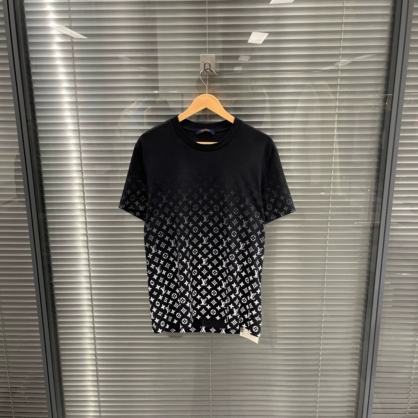 Louis Vuitton LV Black Gradient All Over Print Short Sleeve Size US L / EU 52-54 / 3 - 1 Thumbnail