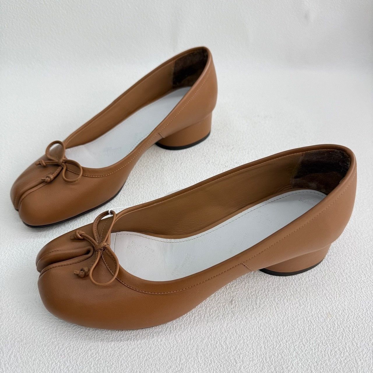 Maison Margiela Maison Margiela Leather Beige Lowtop Sneakers us_6-5 Women Size US 6.5 / IT 36.5 - 1 Thumbnail