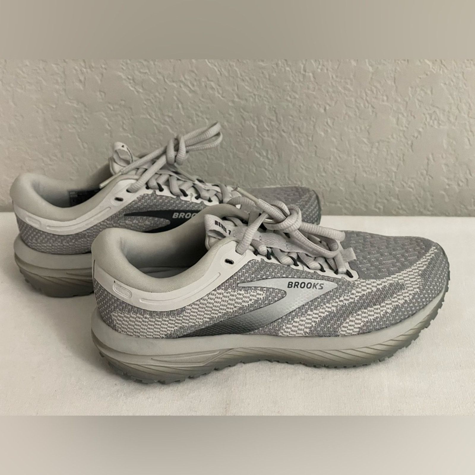 Brooks Brooks Revel 7 Neutral Running Shoe Oyster Gray Womens 6 Size US 6 / IT 36 - 1 Thumbnail