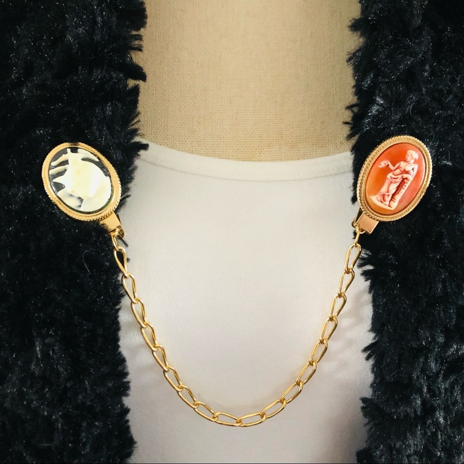 Vintage Vintage repurpose cameo scarf clothing clips with chain Size ONE SIZE - 1 Thumbnail