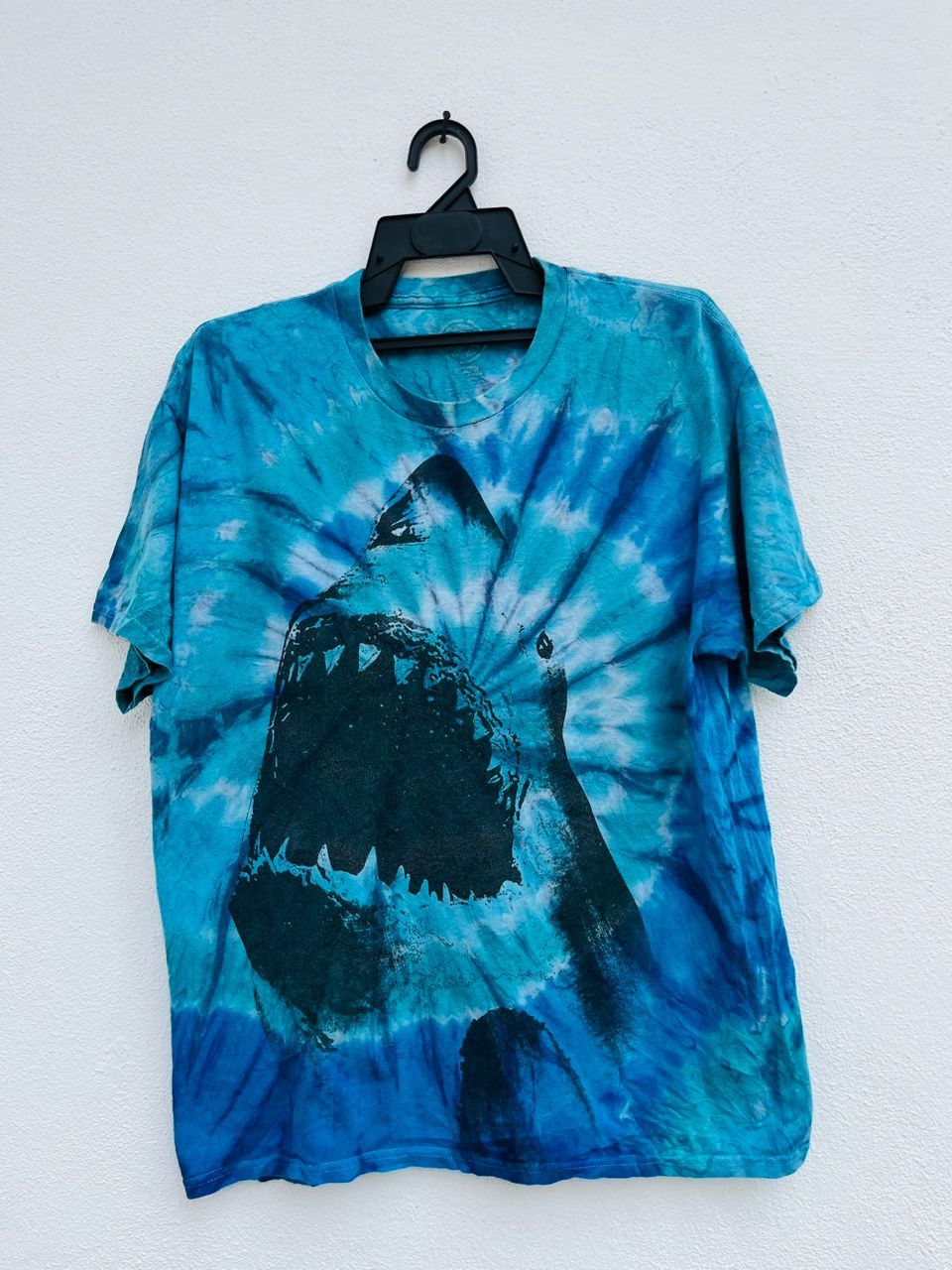 Vintage Vintage Jaws Movie Tie Die Streetwear Fashion Style Size US L / EU 52-54 / 3 - 1 Thumbnail