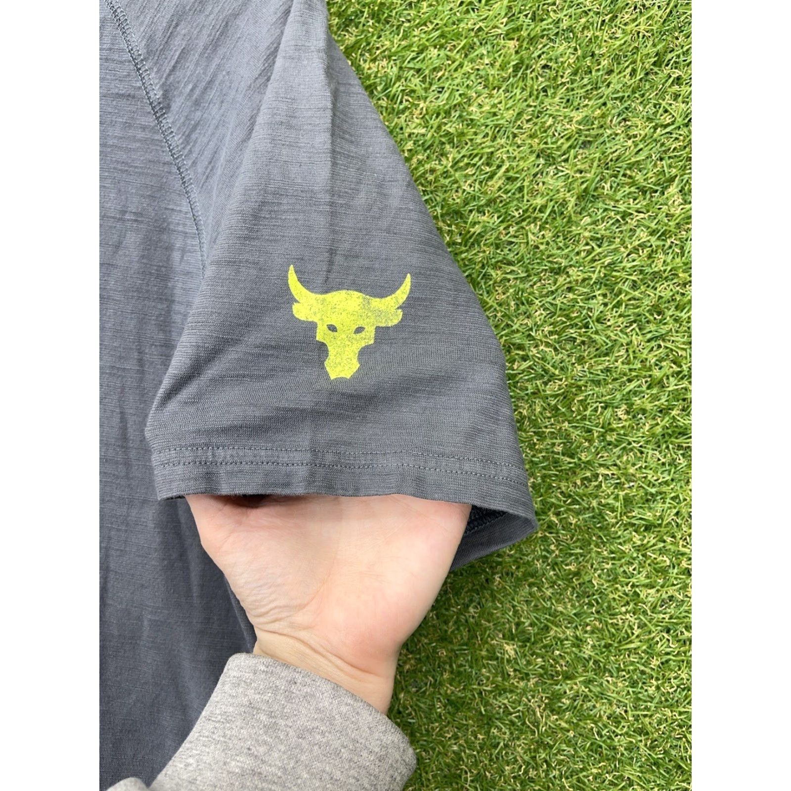 Under Armour Under armour Project Rock Hoodie Mens M Gray Knit Short Sleeve Hooded Pockets Logo Embroidered All Seasons Gym Sportswear 2010s Mens Size US M / EU 48-50 / 2 - 7 Thumbnail