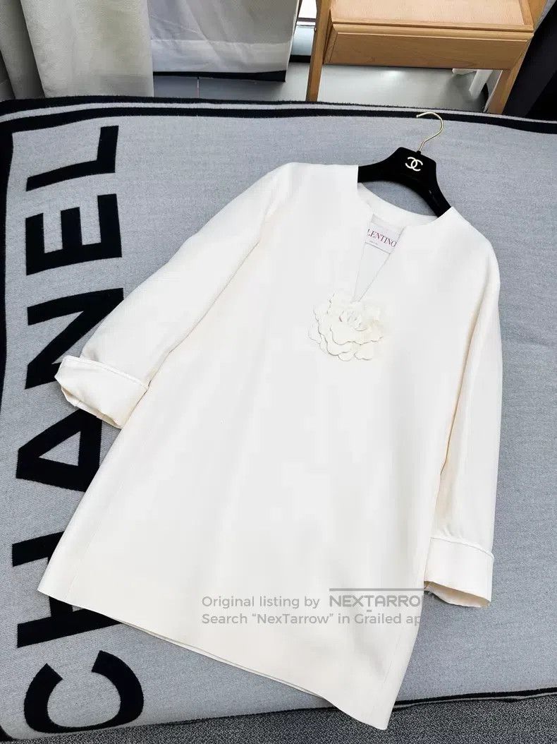 Valentino Valentino Hand-sewn three-dimensional floral embellishment Size L / US 10 / IT 46 - 1 Thumbnail