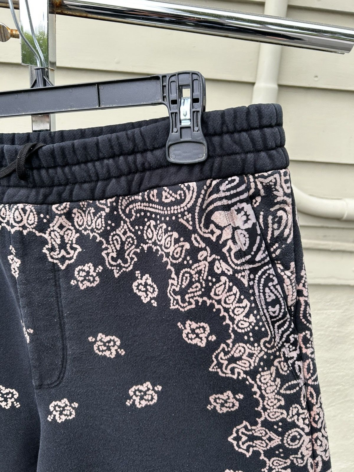 Amiri Amiri bandana logo sweatshorts Size US 40 / EU 56 - 2 Thumbnail