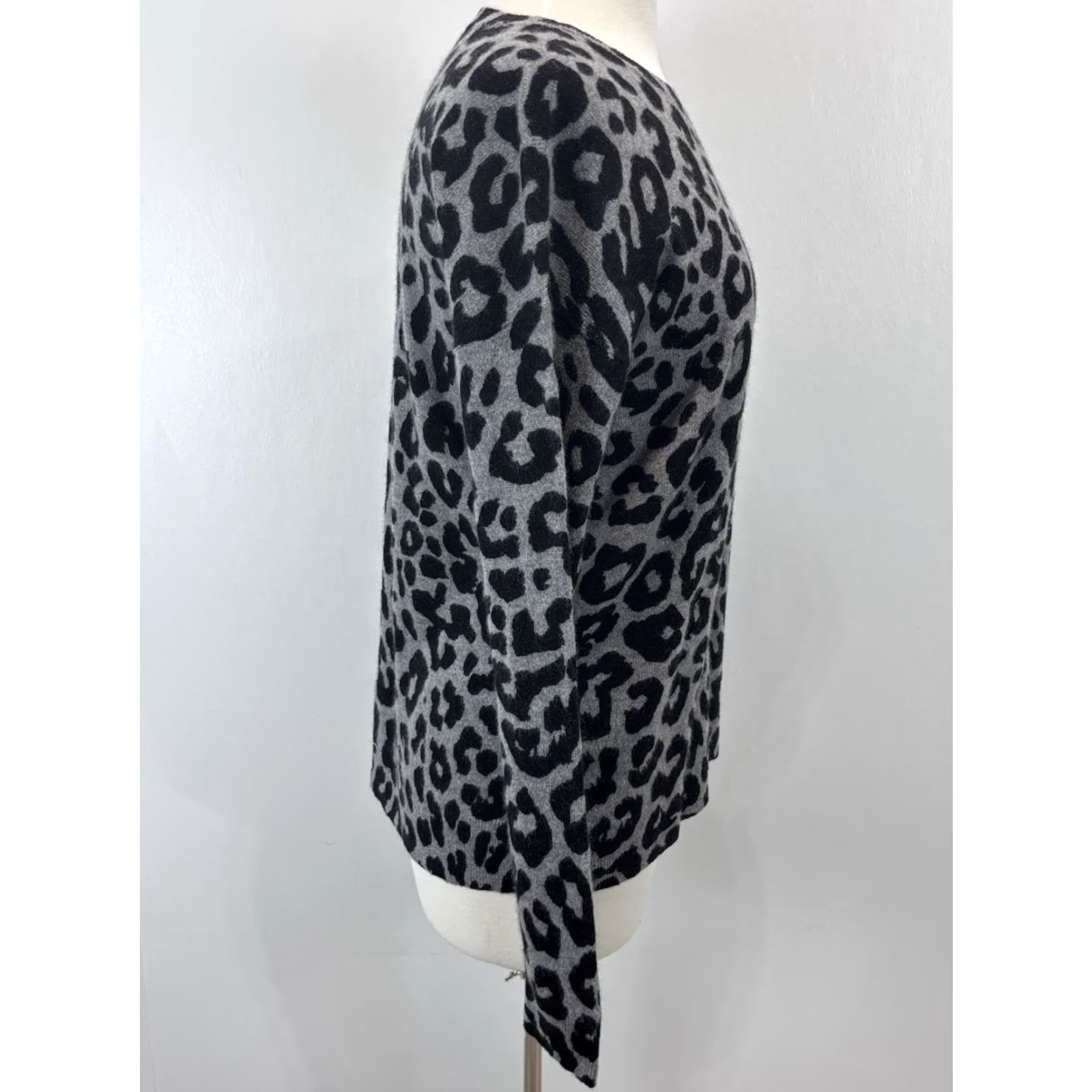 Saks Fifth Avenue Saks Fifth Avenue Cashmere Animal Print Sweater Women's Small Grey Black Pullover Size S / US 4 / IT 40 - 4 Thumbnail