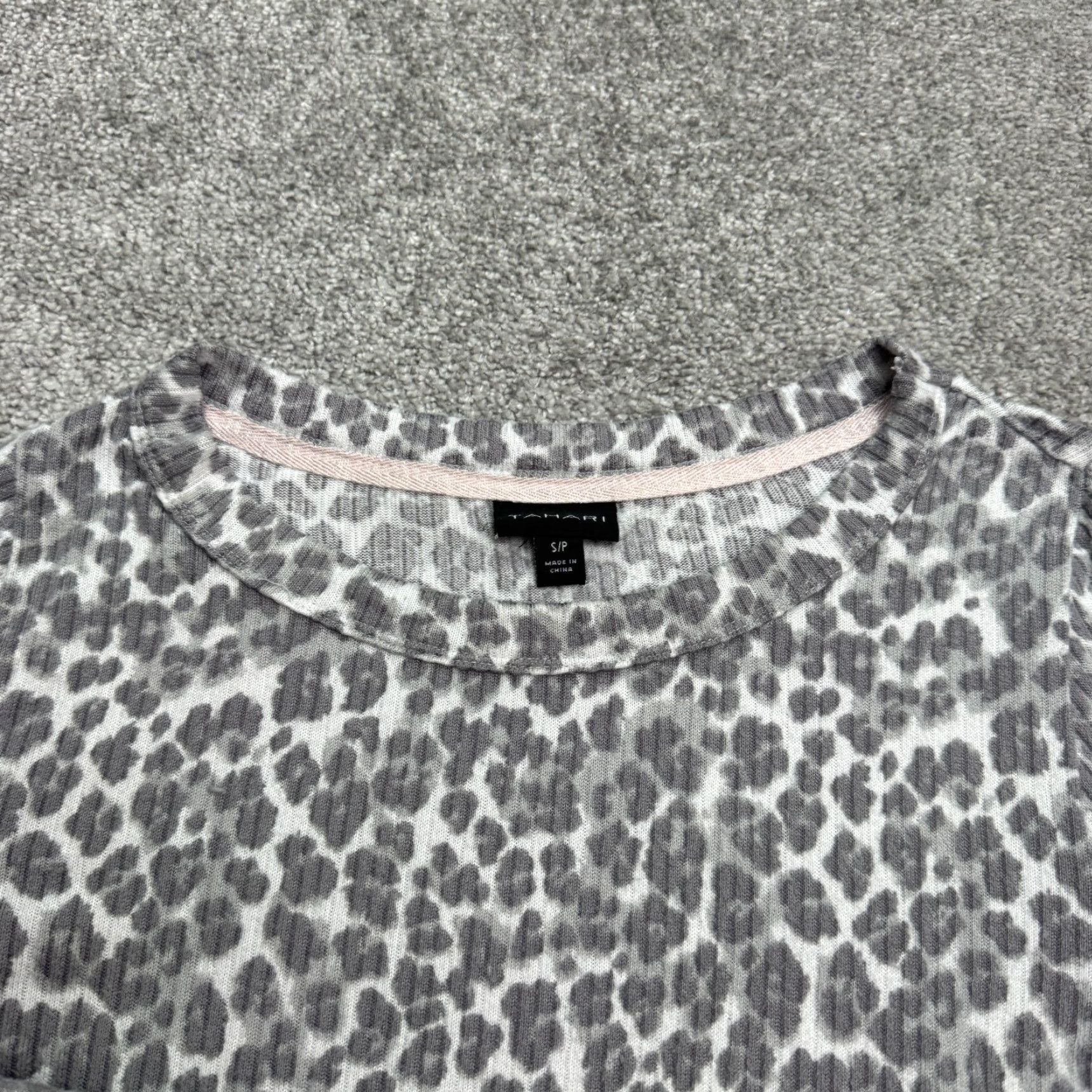 Vintage Tahari Leopard Pullover Sweater Womens S Gray Animal Print Knit Crew Neck Casual Size S / US 4 / IT 40 - 3 Thumbnail