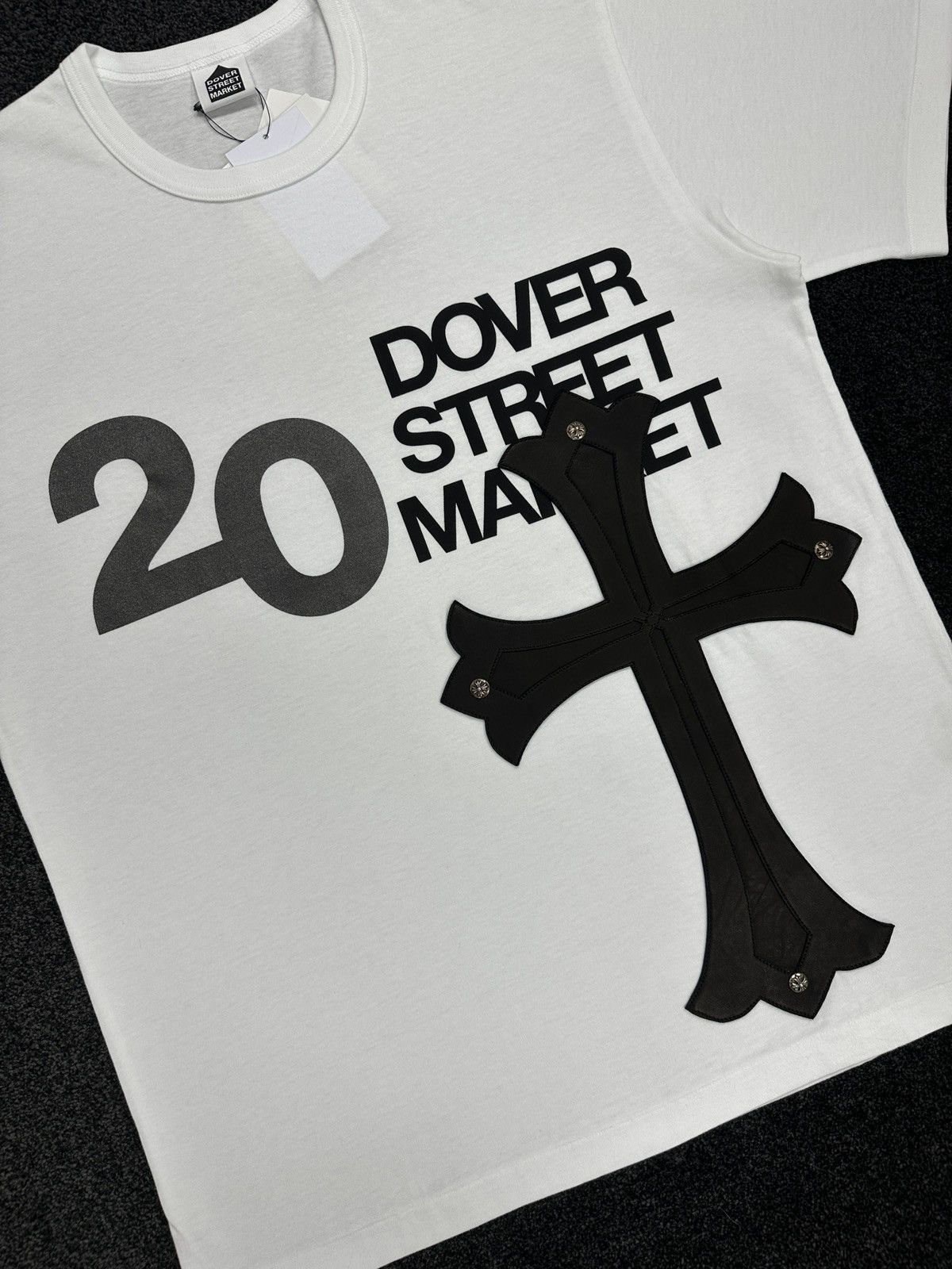 Tシャツ・カットソー Chrome Hearts Dover Street 20th Leather Cross T-Shirt Chrome Hearts × Dover Street Market Chrome Hearts DSM 20th
