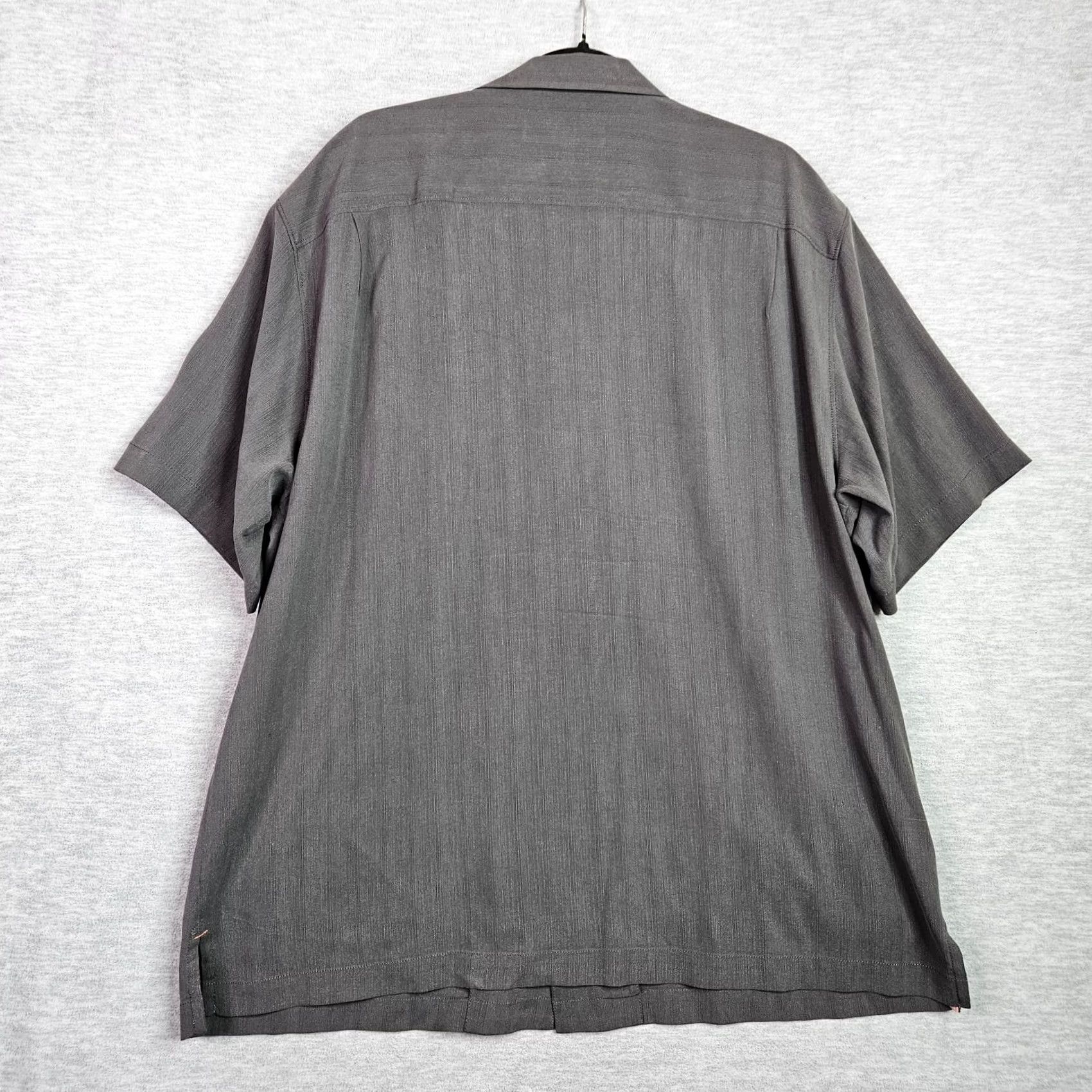 Tommy Bahama Tommy Bahama Shirt 100% Silk Gray Floral Embroidered Button-Up XL Regular Adult Men’s Short Sleeve Vintage? No Size US XL / EU 56 / 4 - 2 Thumbnail