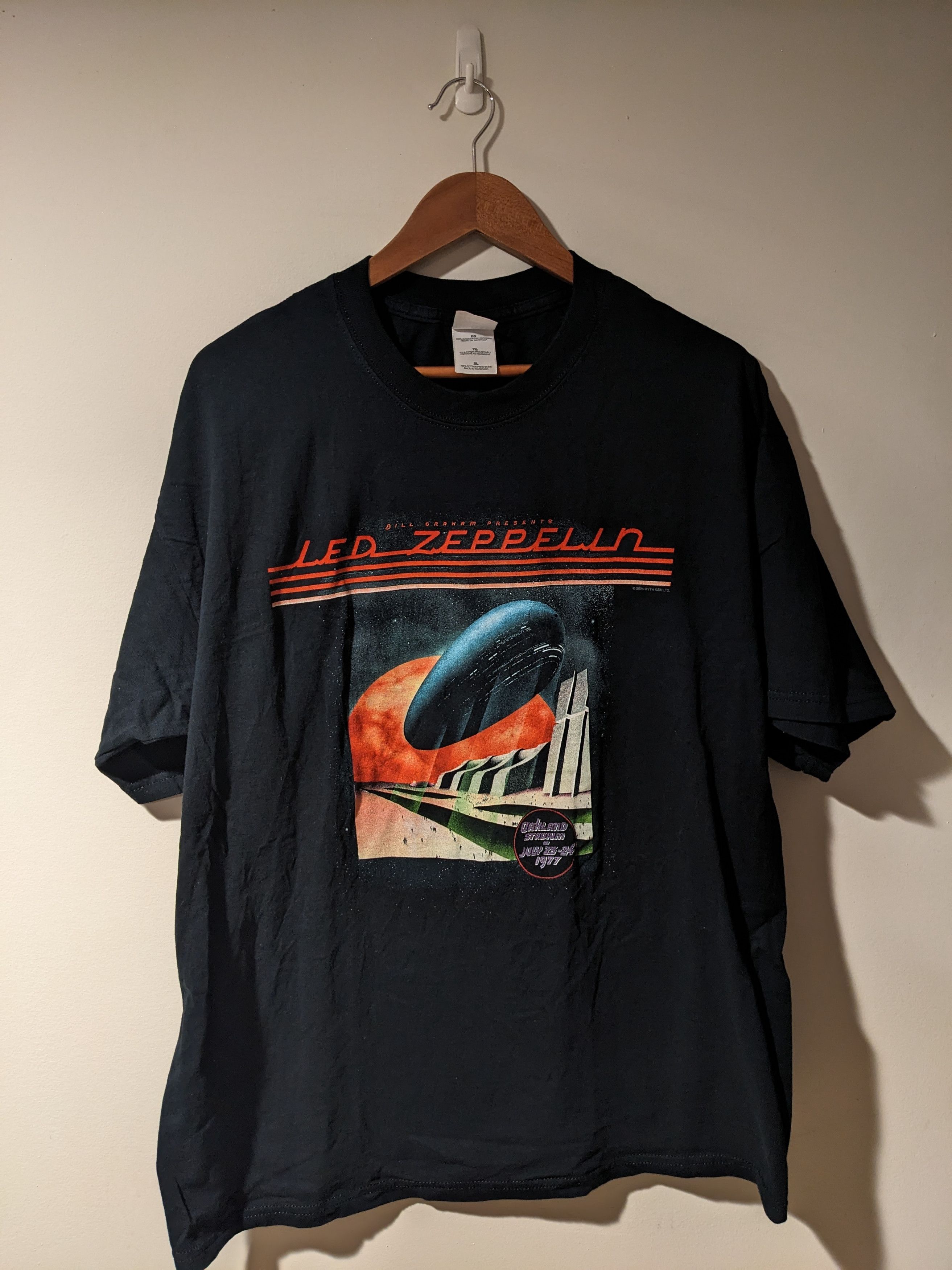 Band Tees × Led Zeppelin × Vintage Vintage 2004 Led Zeppelin Oakland Stadium Tour T-Shirt Size US XL / EU 56 / 4 - 1 Thumbnail