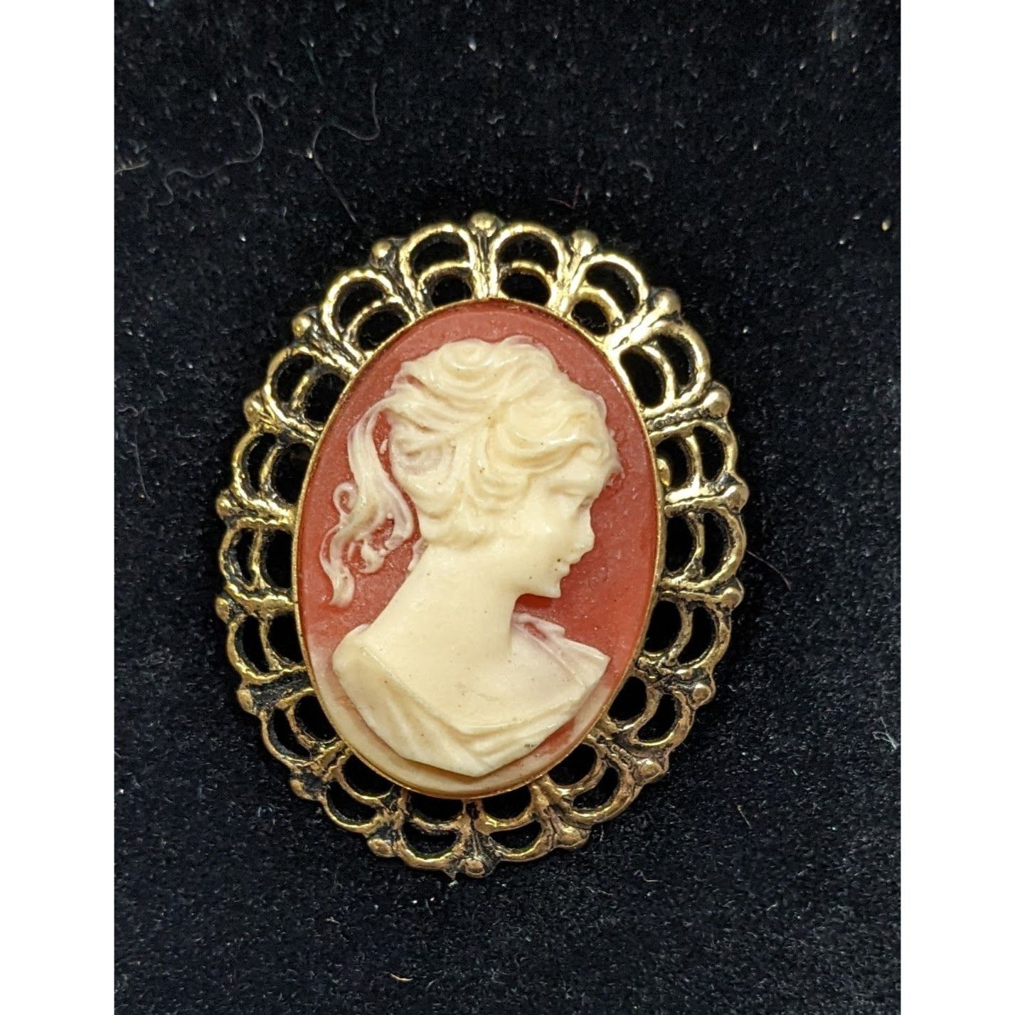 Other Vintage Coquette Carved Cameo Brooch Gold Tone And Pink Size ONE SIZE - 3 Thumbnail