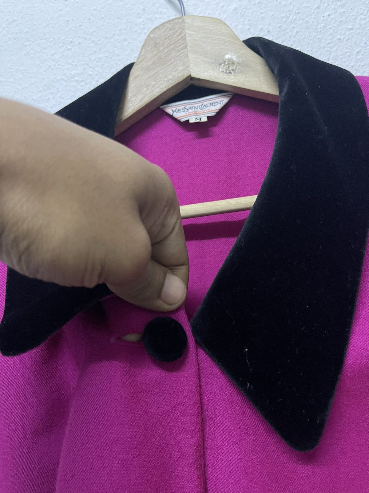 Yves Saint Laurent 1990s YVES SAINT LAURENT MAGENTA BLOUSE VELVET COLLAR RARE Size M / US 6-8 / IT 42-44 - 7 Thumbnail