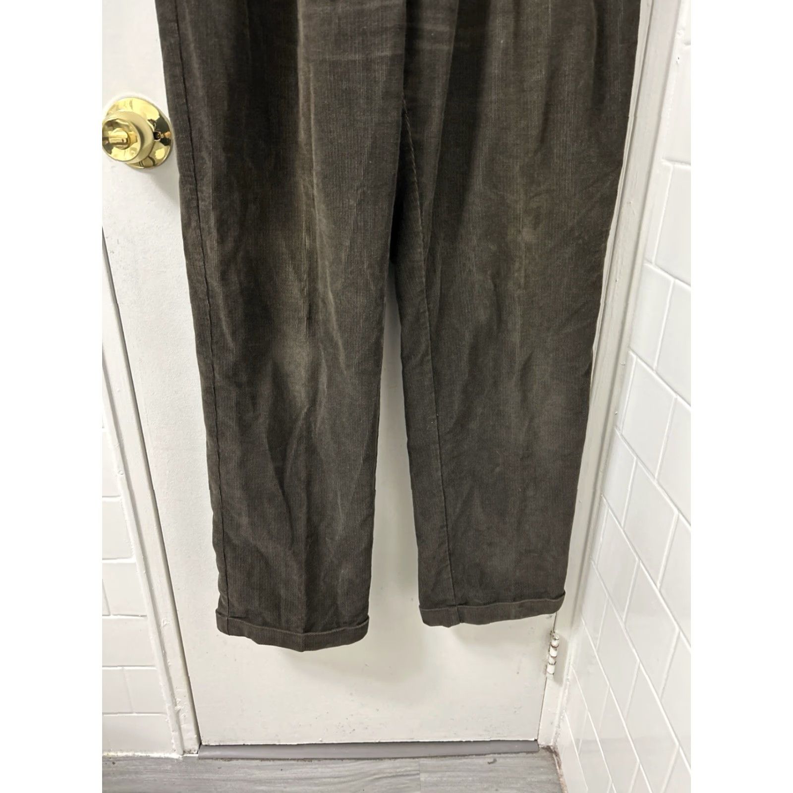 Tommy Hilfiger VINTAGE Tommy Hilfiger Corduroy Pants Mens 34x34 Brown Pleated Cuffed YKK Pants Mens Regular Brown Corduroy Pleated Logo Embroidered Size US 34 / EU 50 - 3 Thumbnail