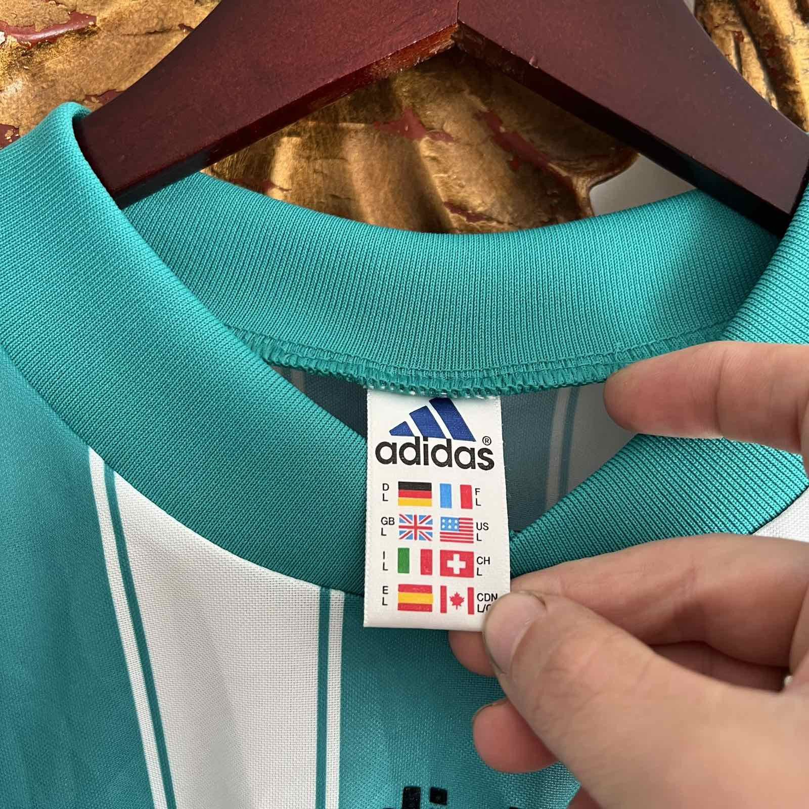 Adidas × Vintage Vintage Adidas Spellout White Graphic Soccer Jersey Sz L Size US L / EU 52-54 / 3 - 6 Thumbnail