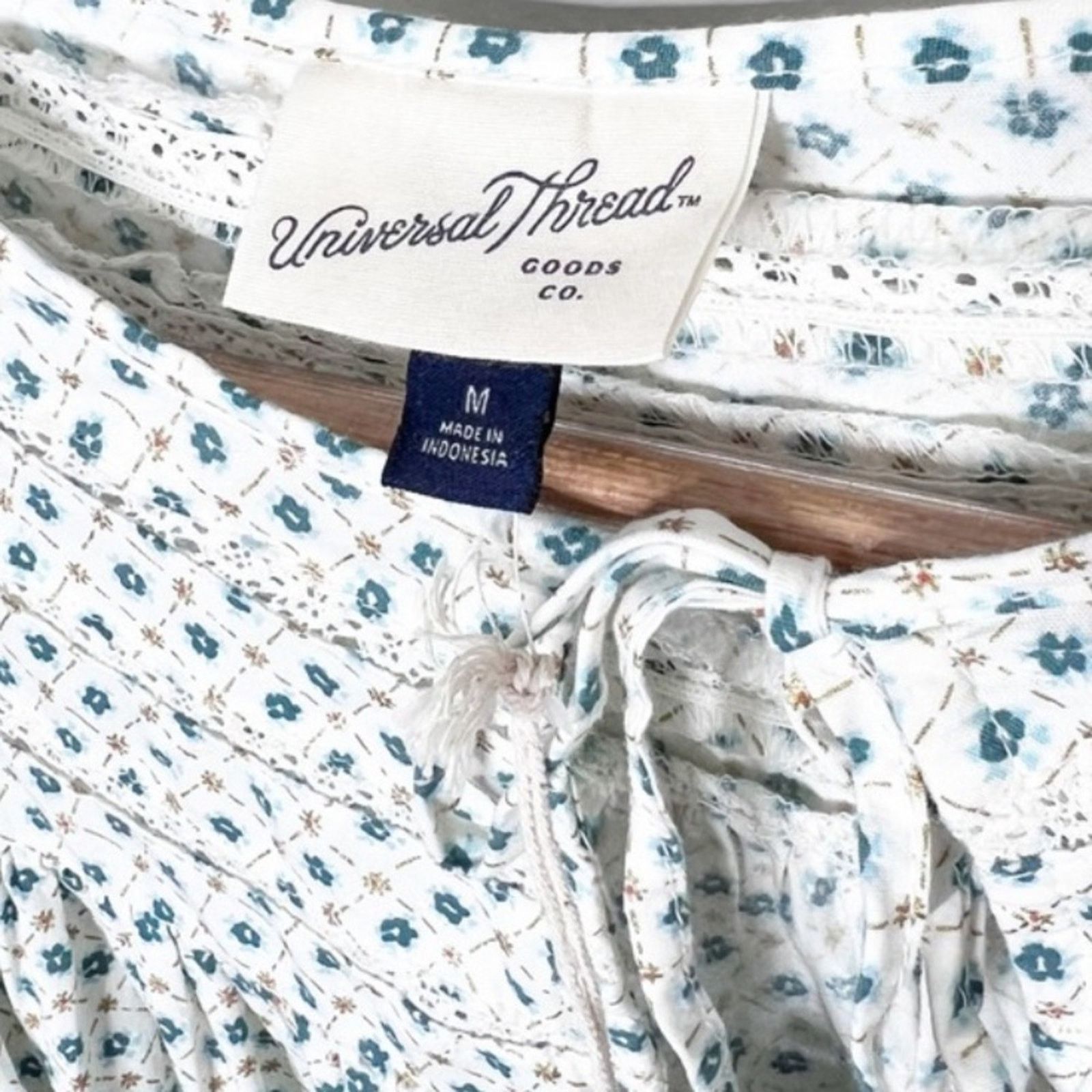 Target Basics New with Tag Universal Thread Women's Floral Blouse Size M / US 6-8 / IT 42-44 - 13 Thumbnail