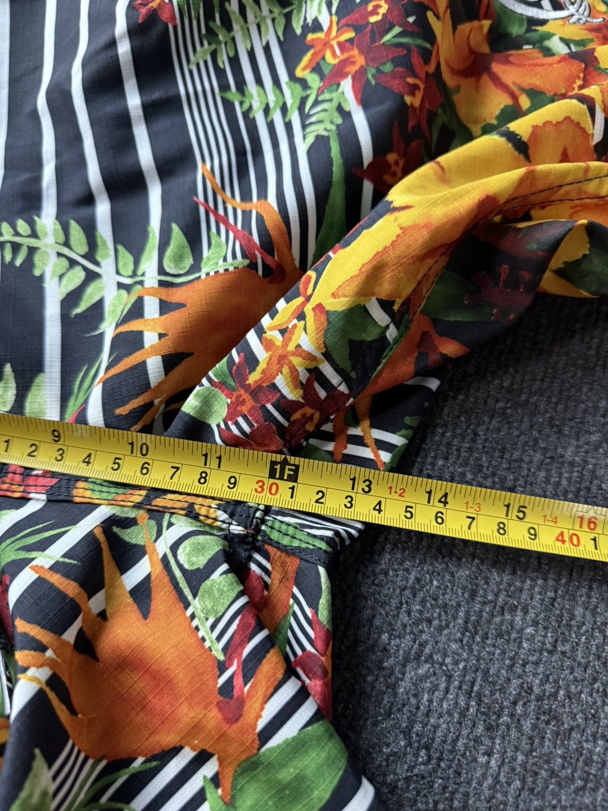 Quiksilver 00s Quiksilver Tropical Floral Surf Board Shorts Size 34 Size US 34 / EU 50 - 19 Thumbnail