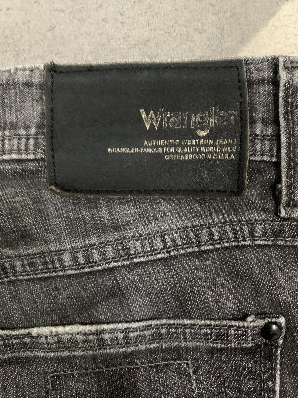 Wrangler Vintage Y2K Wrangler Faded Wash Bootcut Ripped Jeans Size US 29 - 12 Thumbnail