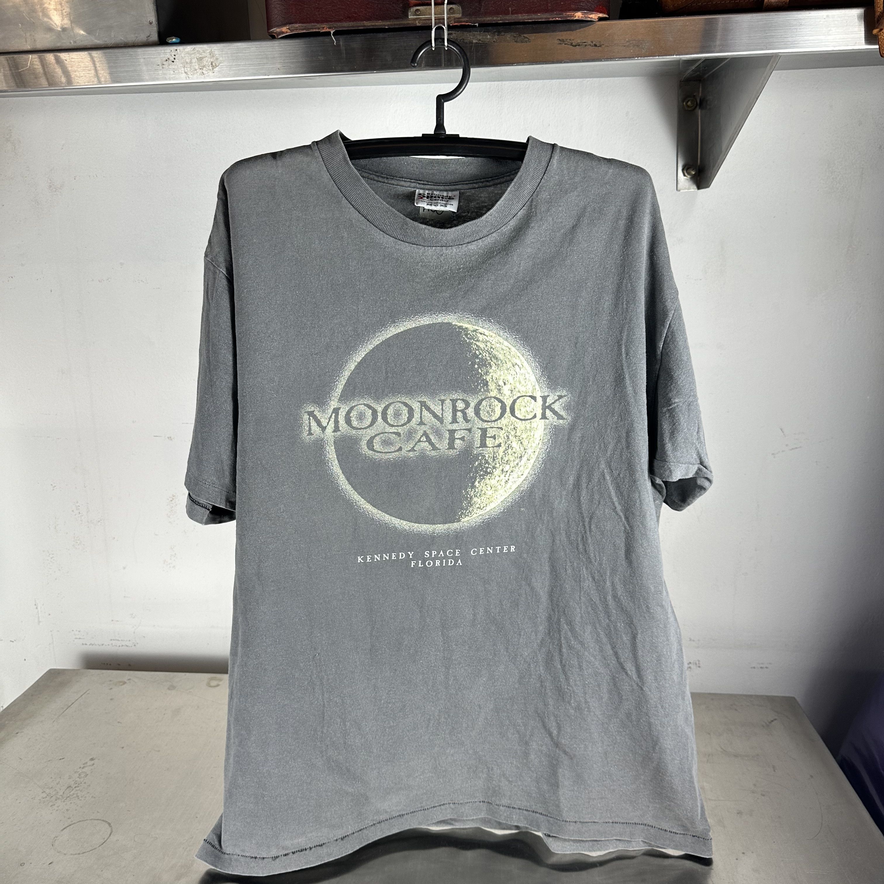 Vintage 90s Moonrock Cafe Kennedy Space Center Graphic T-shirt Size US XL / EU 56 / 4 - 1 Thumbnail