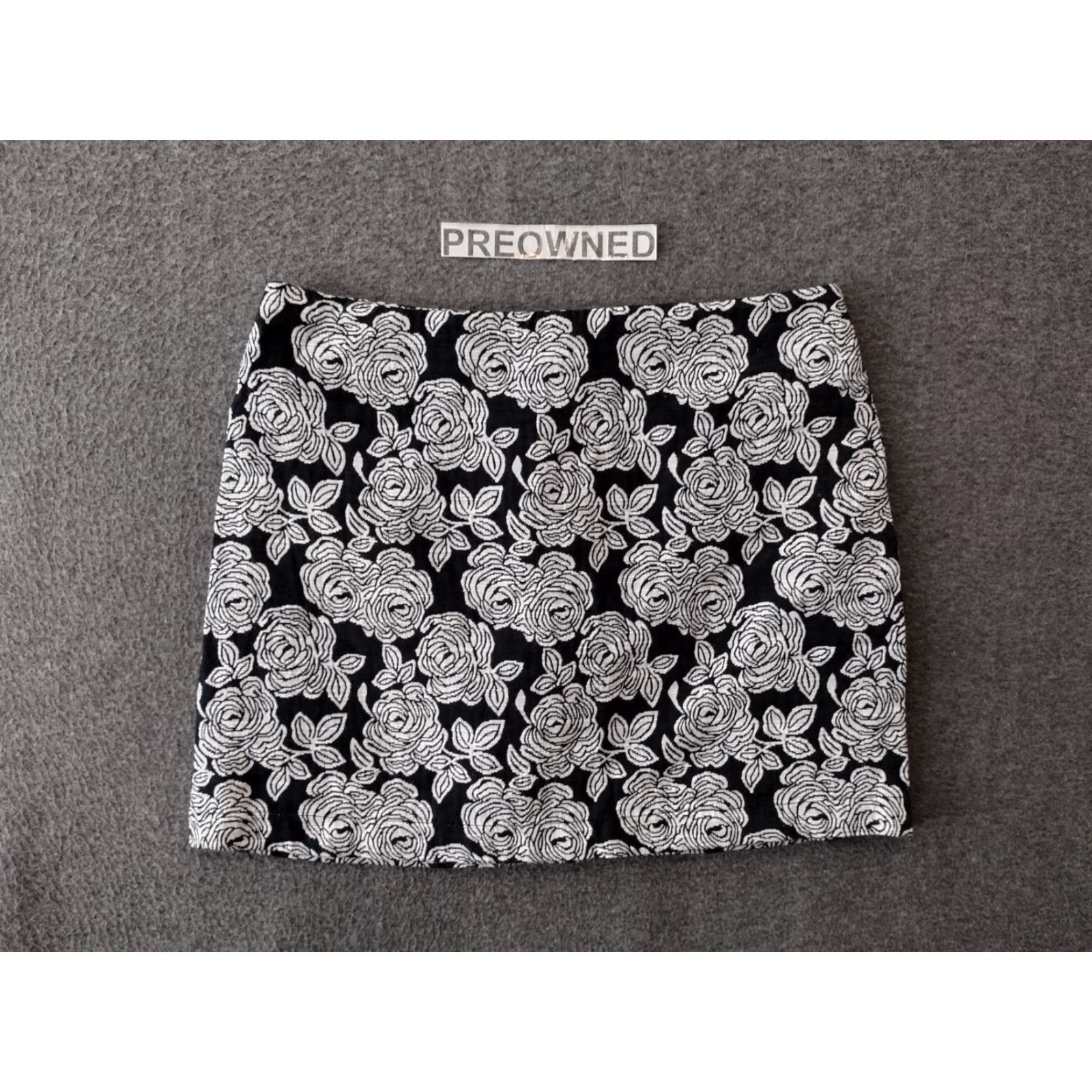 Forever 21 FOREVER 21 Black & White Rose Floral A-Line Mini Skirt Women's L Size 36" / US 14 / IT 50 - 2 Thumbnail