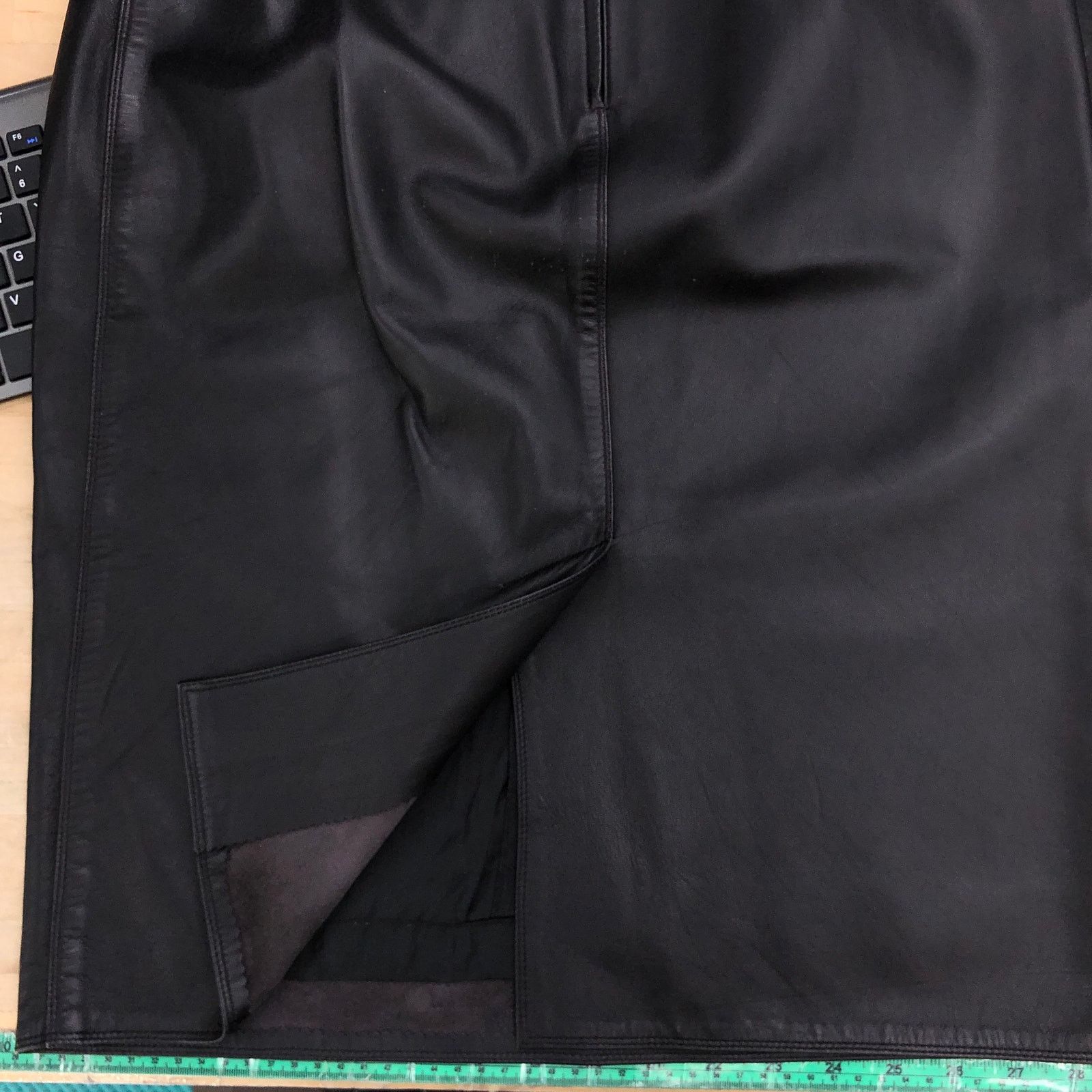 Fendi Fendissime Fendi Size 44 Skirt Leather Midi Pencil Vintage Size 28" / US 6 / IT 42 - 14 Thumbnail