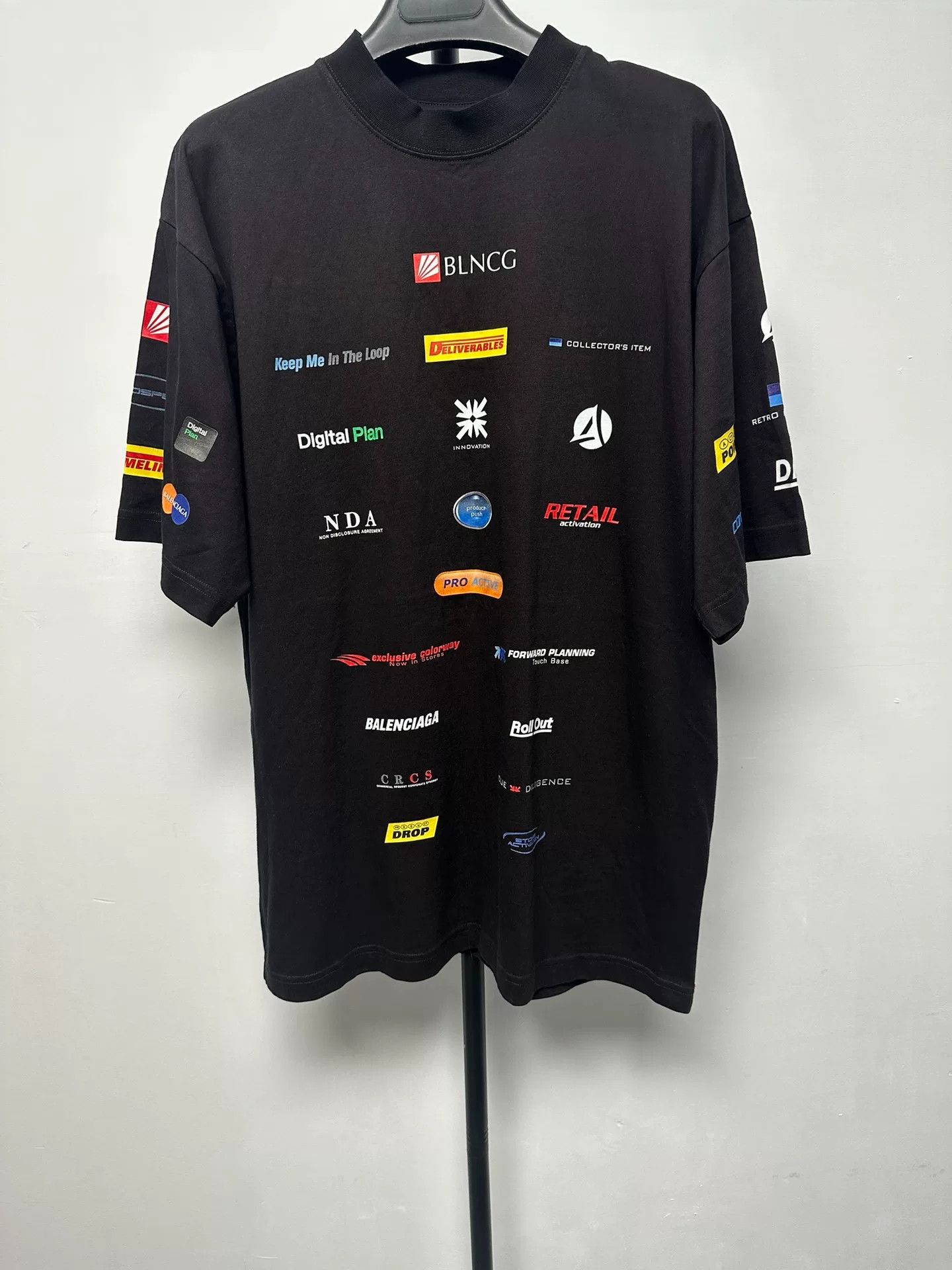Balenciaga Balenciaga Logo Badge Print Crewneck Short Sleeve Size XS / US 0-2 / IT 36-38 - 1 Thumbnail