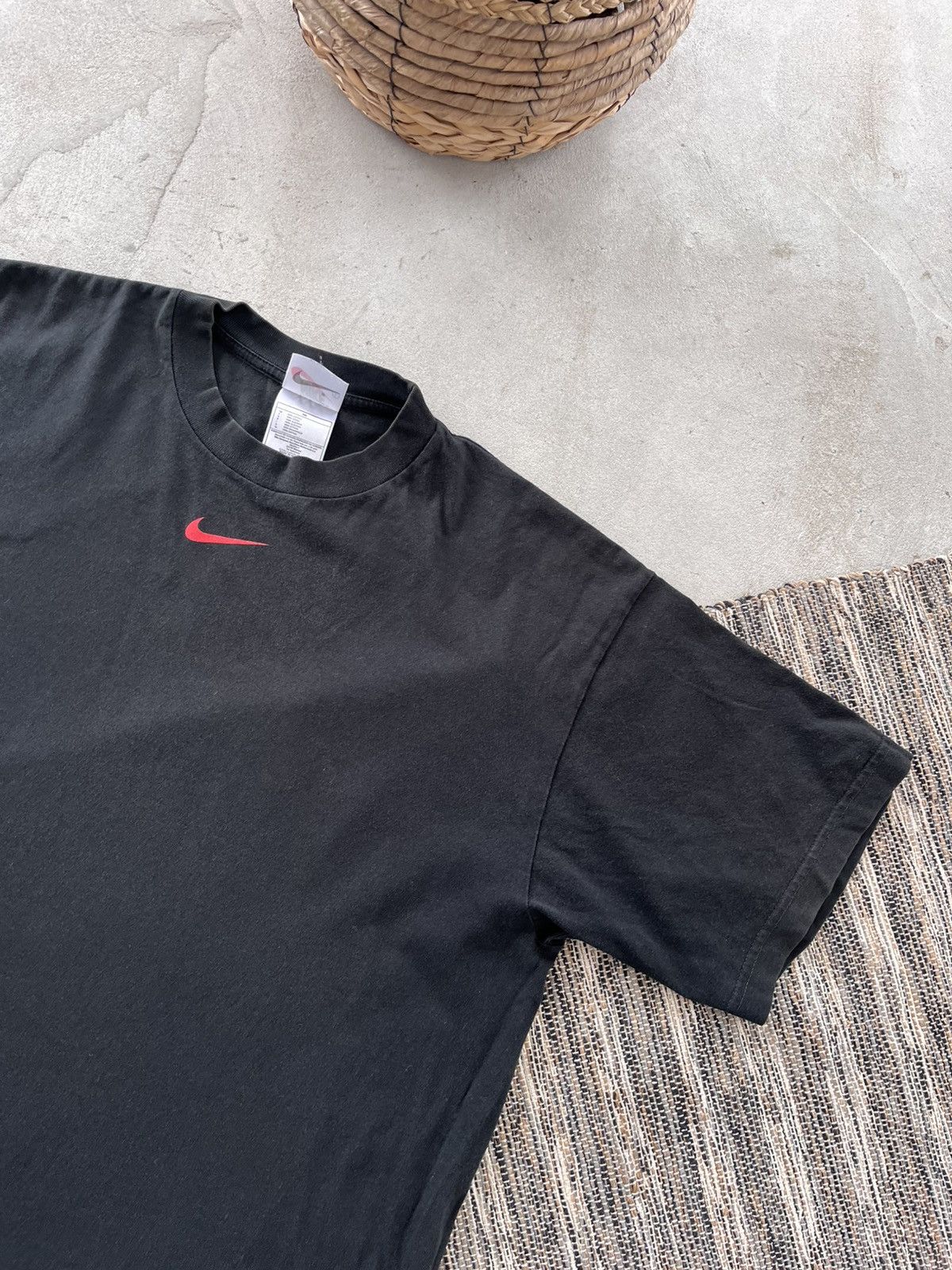 Nike 90s Vintage Nike Black Center logo Tshirt Big Swoosh Back Size US L / EU 52-54 / 3 - 4 Thumbnail