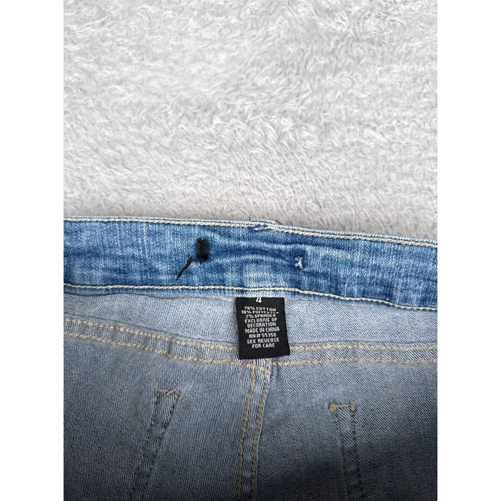 Vintage D.Jeans Jeans Womens 4 Blue Denim Capri Mid Rise Cotton Blend Embroidered 26x18 - Capri Jeans Womens Blue Denim 4 Mid Rise Embroidered Cotton Blend Size 27" / US 4 / IT 40 - 6 Thumbnail