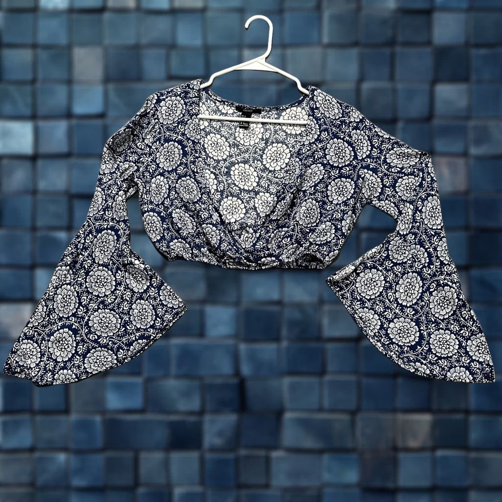 Forever 21 FOREVER 21 Crop Top Women S Blue Floral Paisley Bell Sleeve Flowy Rayon Shirt Size S / US 4 / IT 40 - 1 Thumbnail