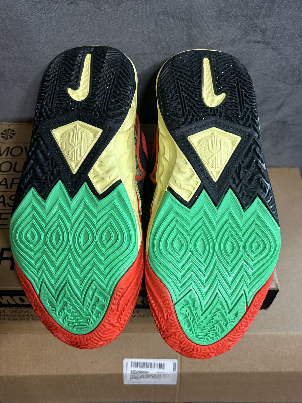 Nike Nike Kyrie 8 Go (GS) Black/Lemon Chiffon New in Box Size US 5.5 / EU 38 - 8 Thumbnail