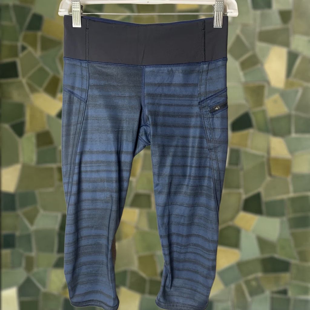 Lululemon Lululemon Athletica Women’s Size 4 Blue Stripped Leggings Capri Yoga CoolMax Size 27" / US 4 / IT 40 - 1 Thumbnail