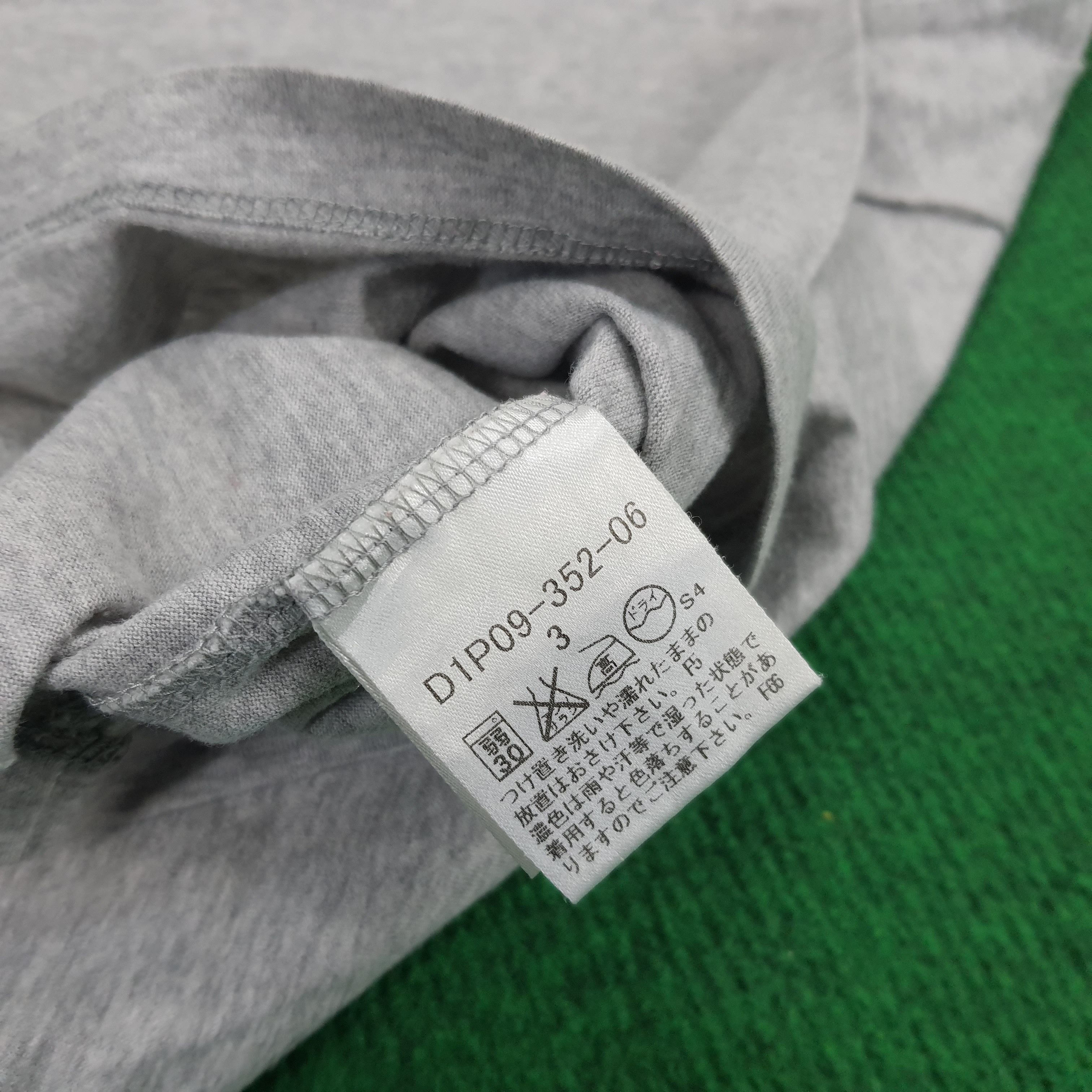 Burberry × Vintage Vintage Burberry Black Label V Neck T-shirt Size US M / EU 48-50 / 2 - 5 Thumbnail
