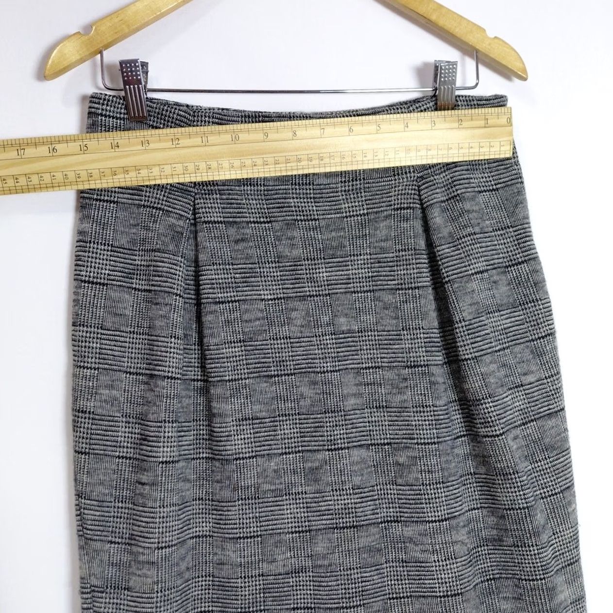 Banana Republic BANANA REPUBLIC Skirt Gray Solid Lined Wool Blend Knee Length Women Size 4 Small Details: 75% Wool, 25% Nylon, Dry Clean Only, A-Line, Business Casual Size 27" / US 4 / IT 40 - 4 Thumbnail