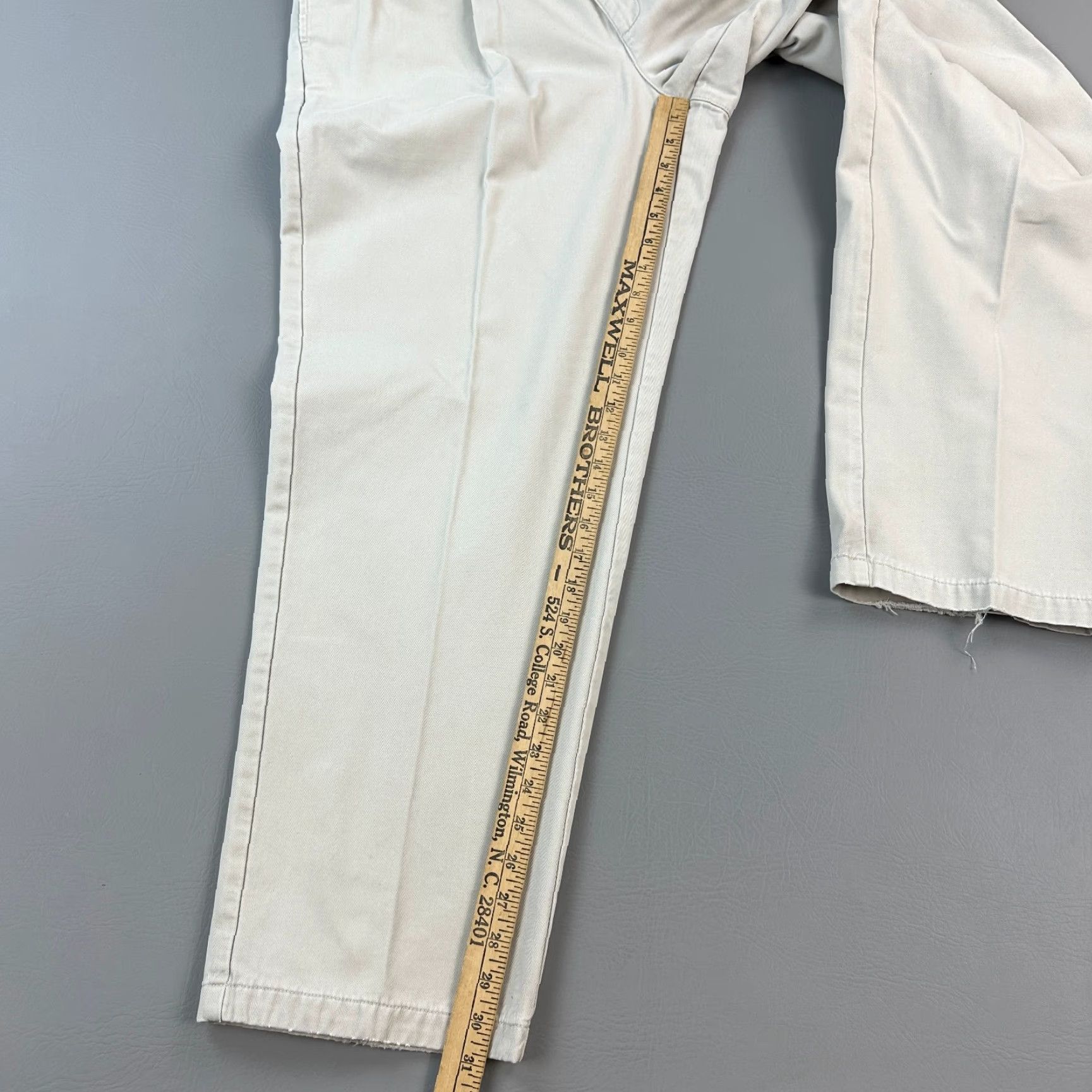 Vintage VINTAGE LL Bean Pants Mens 37x32 37x31 Double L Flannel Lined Pleated Comfort Waist Chino Beige Regular Mens Size US 37 - 3 Thumbnail