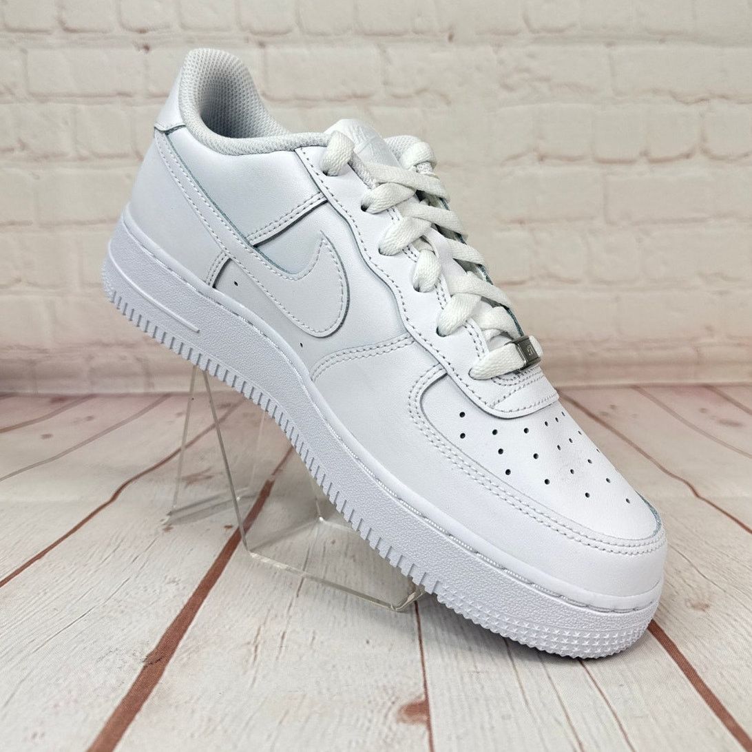 Nike Nike Air Force 1 Low Triple White Shoes Size 7Y/W Size 8.5 Size US 8.5 / IT 38.5 - 2 Thumbnail