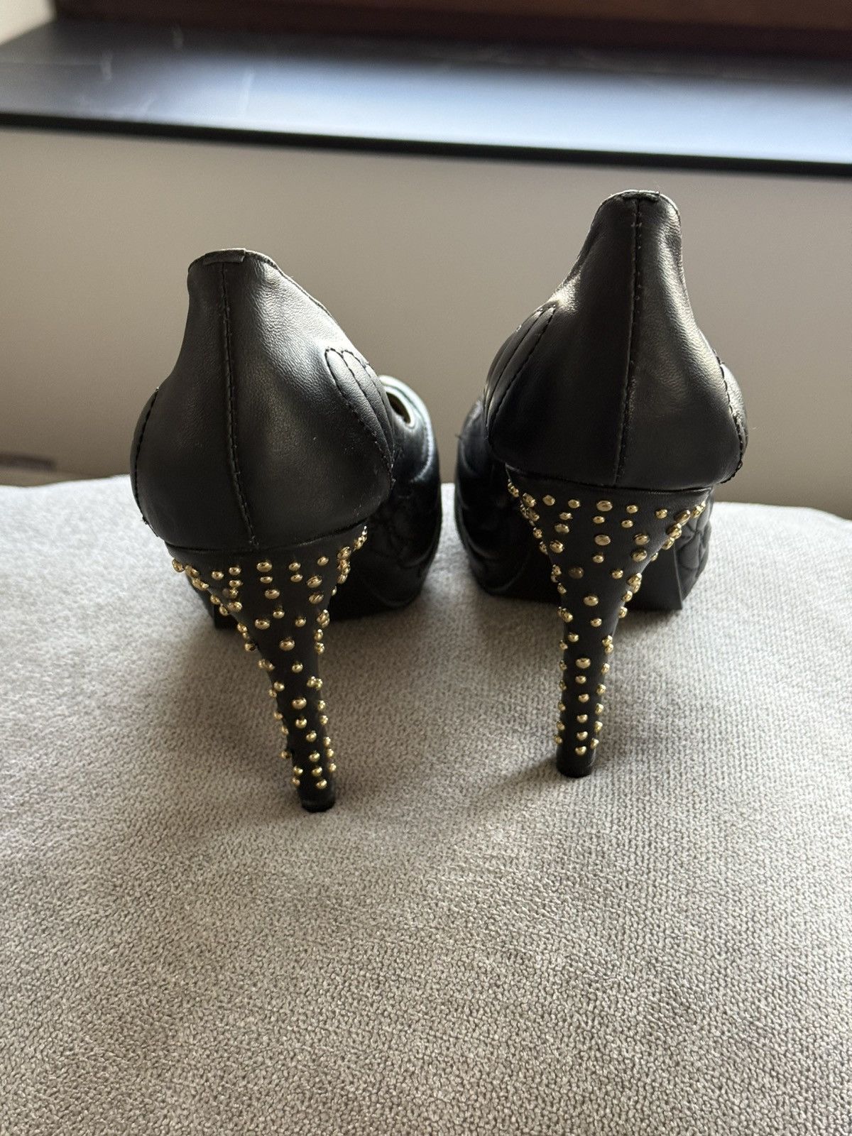 Alexander McQueen Alexander McQueen Gold Skull Black Leather Pumps Size US 10 / IT 40 - 5 Thumbnail