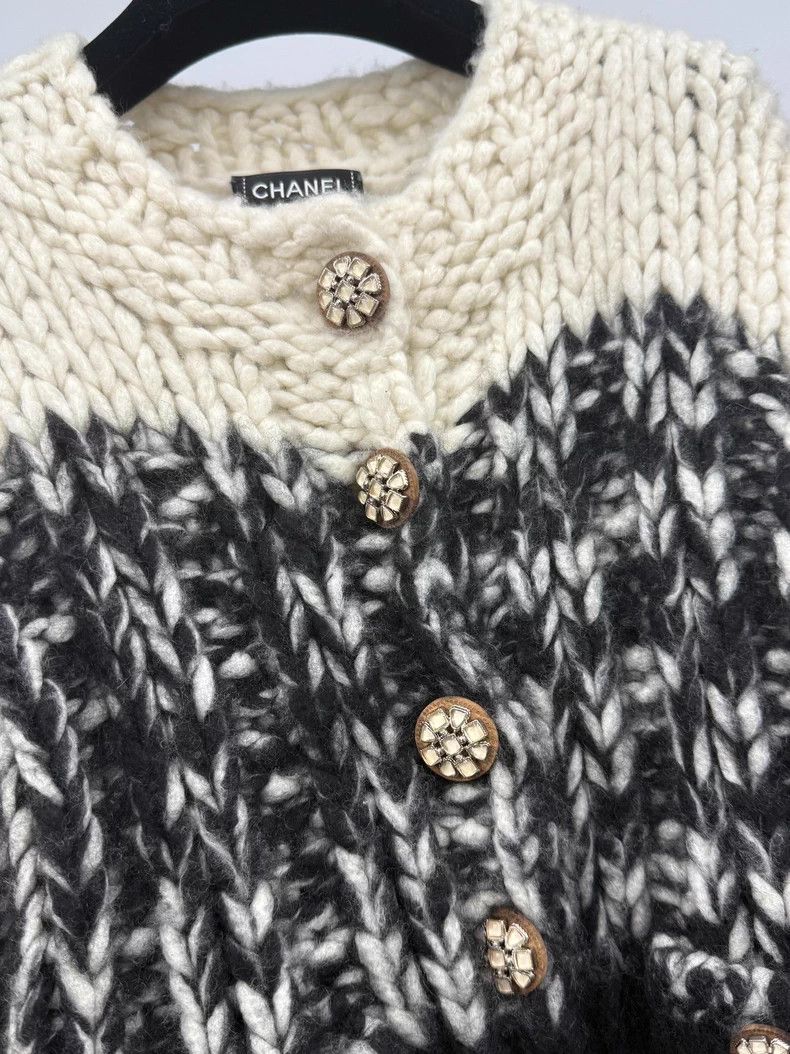 Chanel Chanel Gemstone buckle black and white thick knitted cardi Size XXS / US 00 / IT 34 - 2 Thumbnail