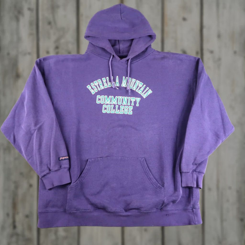 Jansport VINTAGE JanSport Sweatshirt Hoodie Shirt Mens 2XL Purple 90s Estrella Mountain College Graphic Print Hoodie Pullover Crew Neck Sweatshirt Size US XXL / EU 58 / 5 - 1 Thumbnail