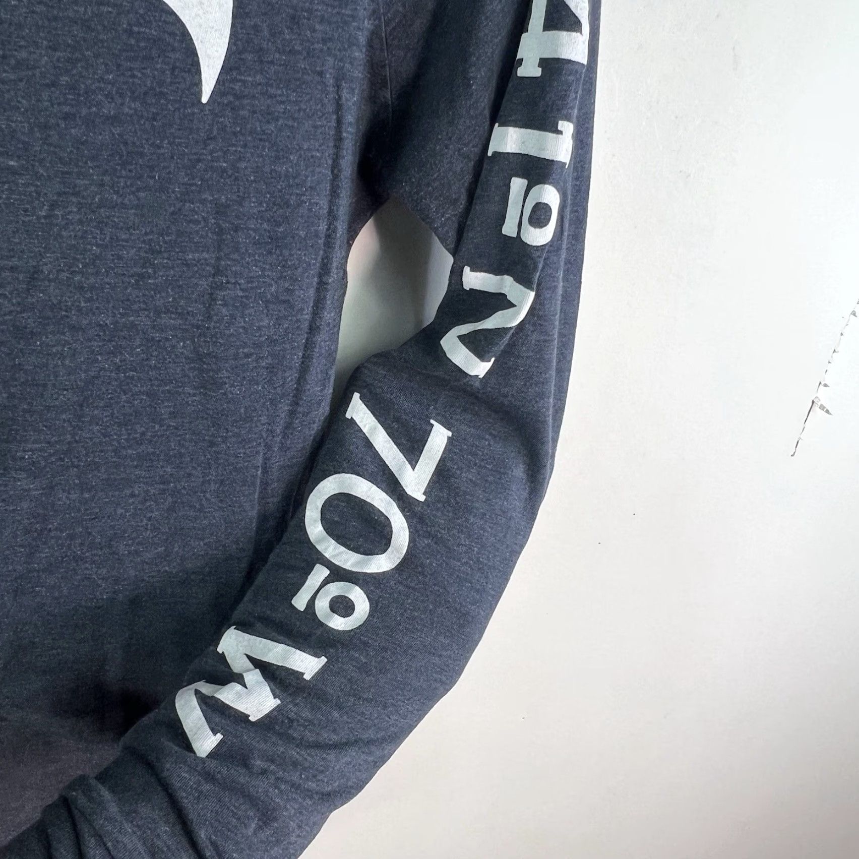 CLOT Cape Cod Cloth Graphic Long Sleeve T-Shirt Womens M Heather Blur/Gray Cape Cod Shirt Graphic Crew Neck Slim Womens Size M Gray 90s? (No extra) Size M / US 6-8 / IT 42-44 - 4 Thumbnail
