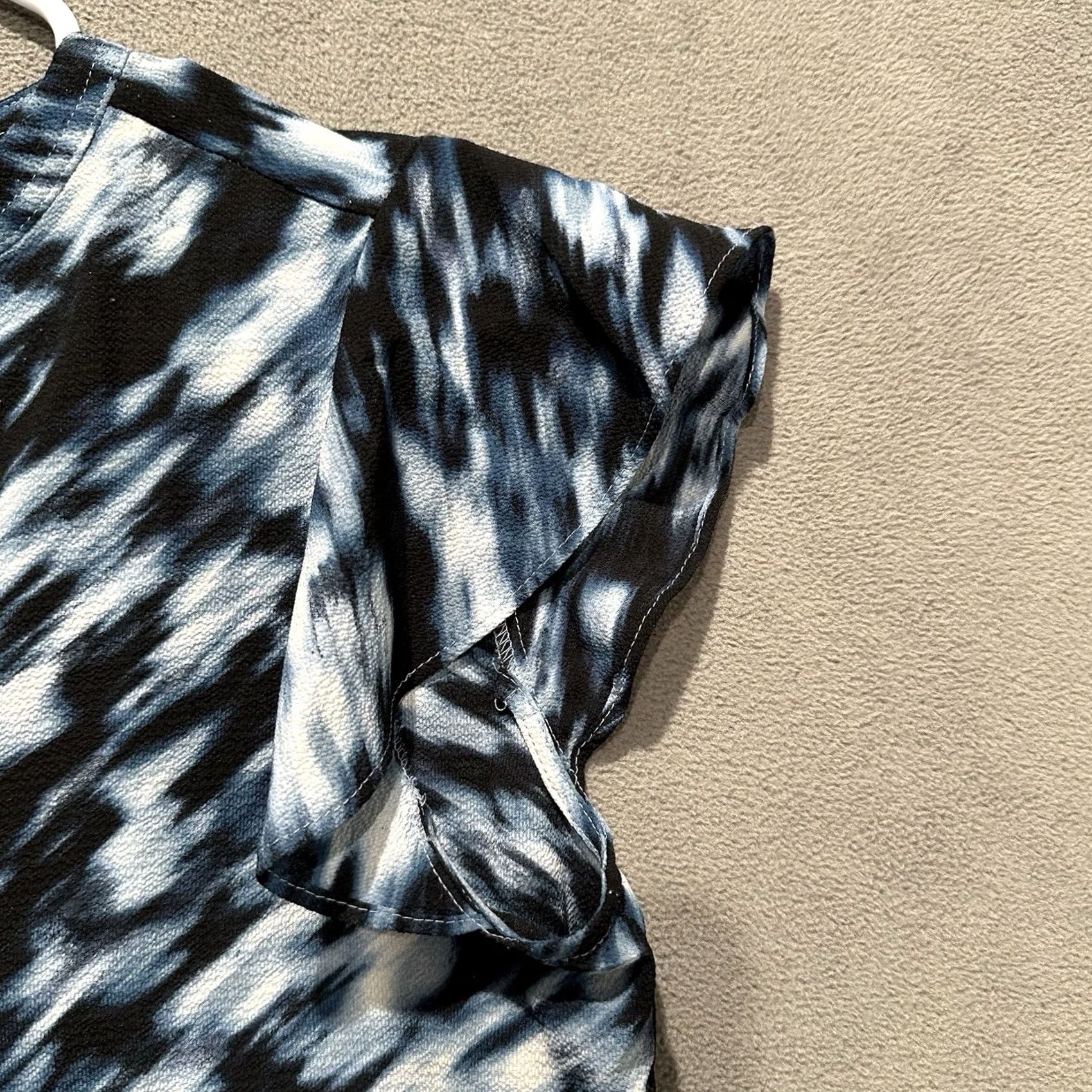 Calvin Klein Calvin Klein Blouse Women Large Blue Black Geometric Flutter Sleeve Split Neck Size L / US 10 / IT 46 - 7 Thumbnail