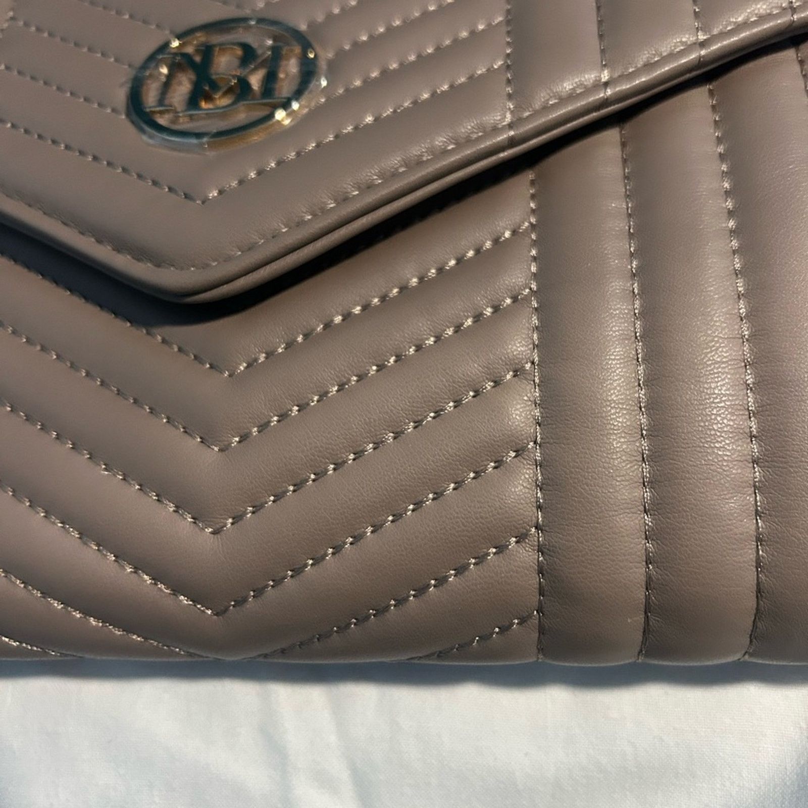 Badgley Mischka Badgley Mischka V Quilted Crossbody Chain Clutch Taupe NWT Size ONE SIZE - 5 Thumbnail