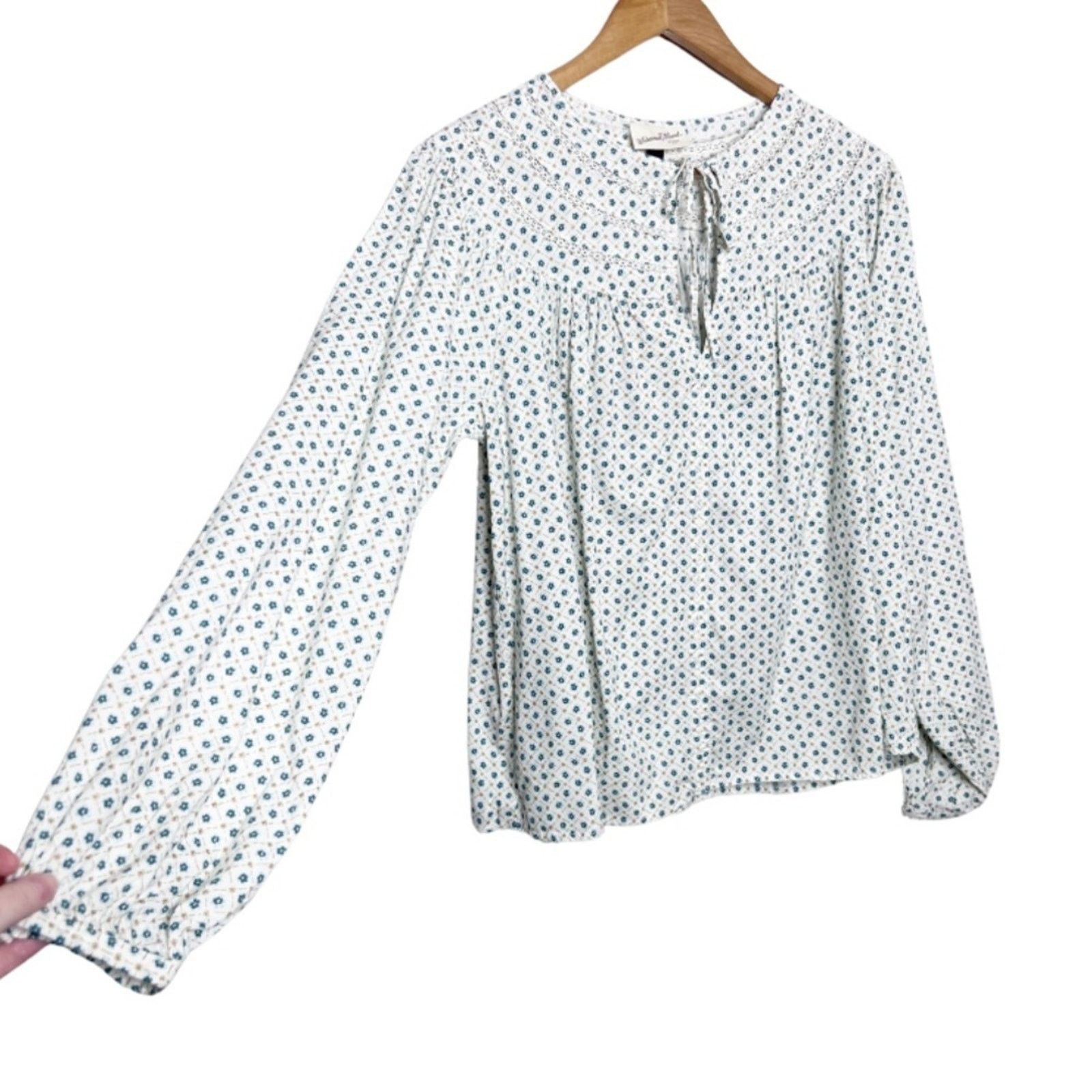 Target Basics New with Tag Universal Thread Women's Floral Blouse Size M / US 6-8 / IT 42-44 - 5 Thumbnail