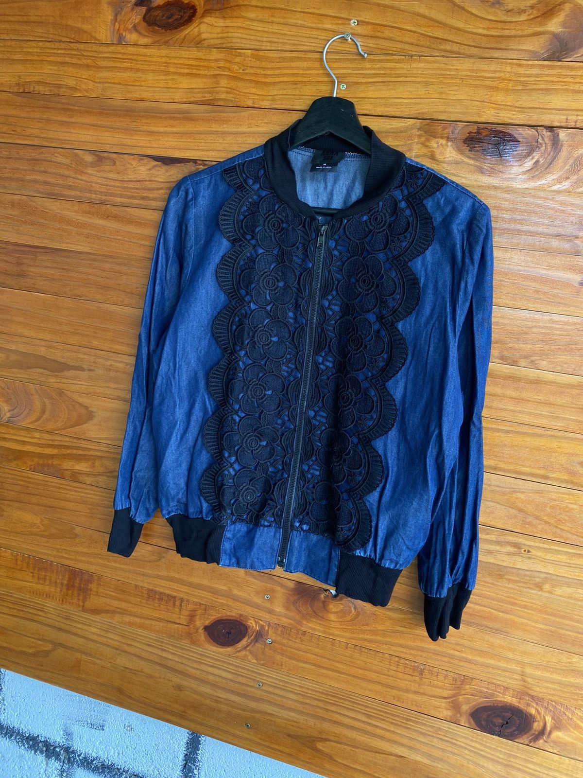 Anna Sui Vintage Anna Sui Blue Denim Jacket Black Lace Appliqué Size M / US 6-8 / IT 42-44 - 4 Thumbnail